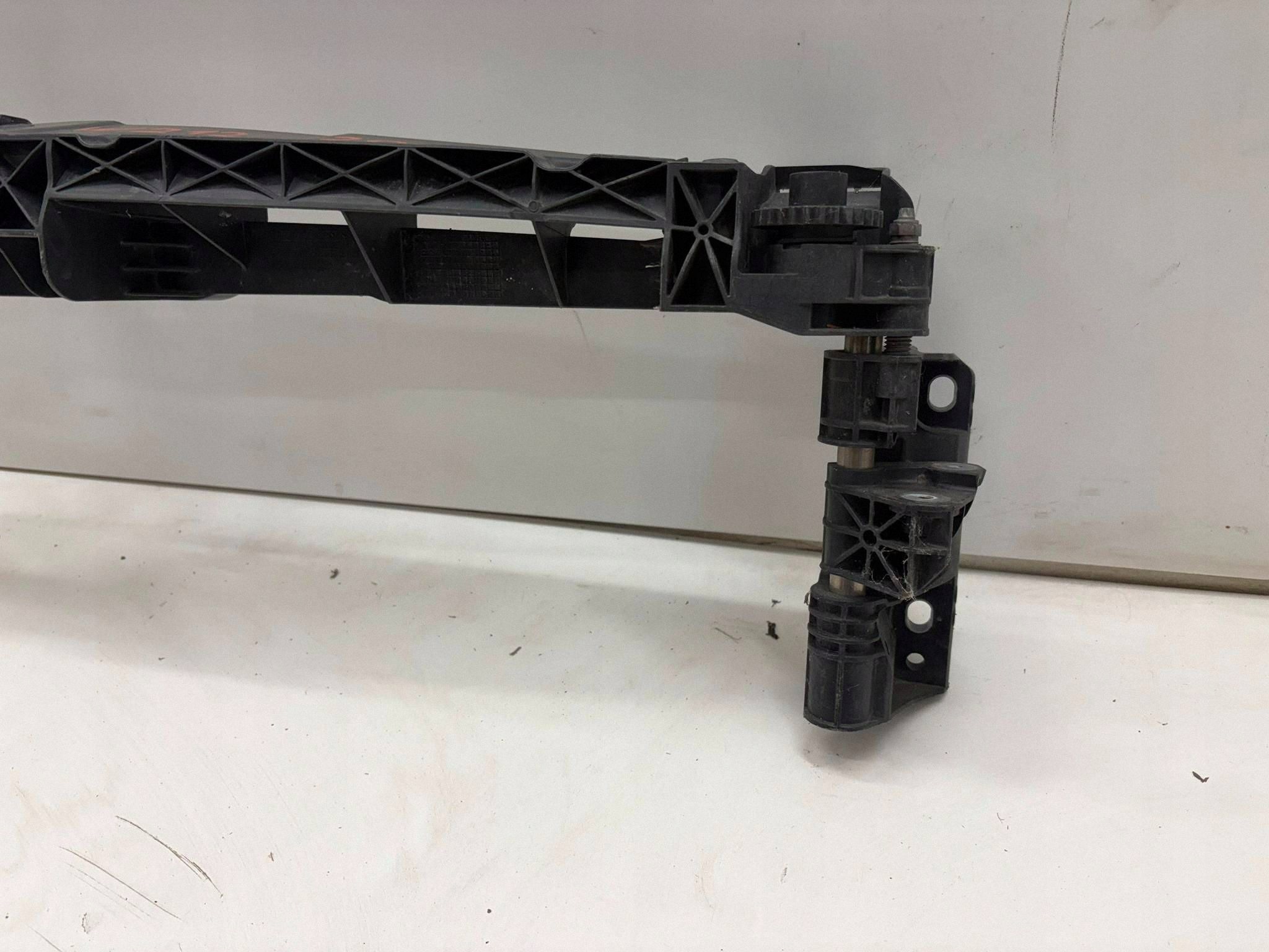 Mercedes E-Class W212 Grille Bracket A2128801403 image 5