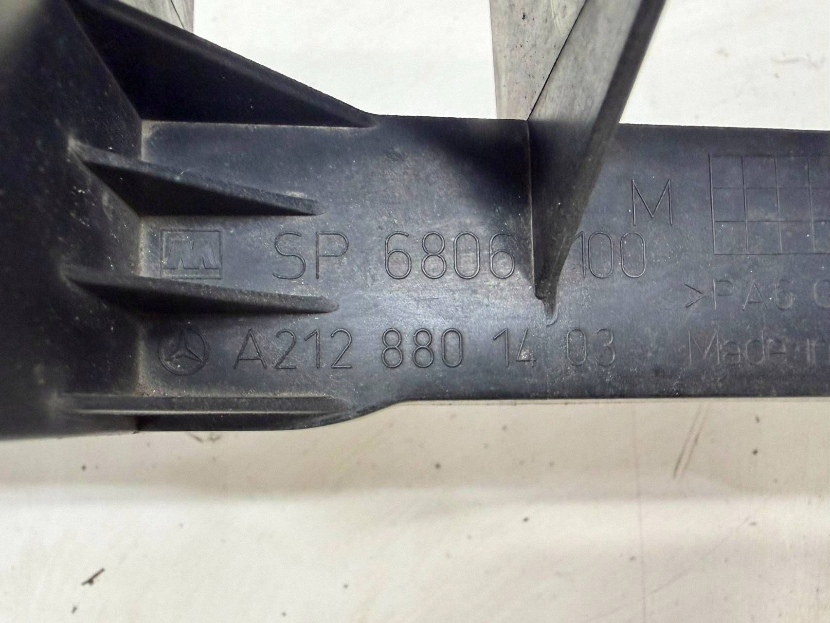 Mercedes E-Class W212 Grille Bracket A2128801403 image 8