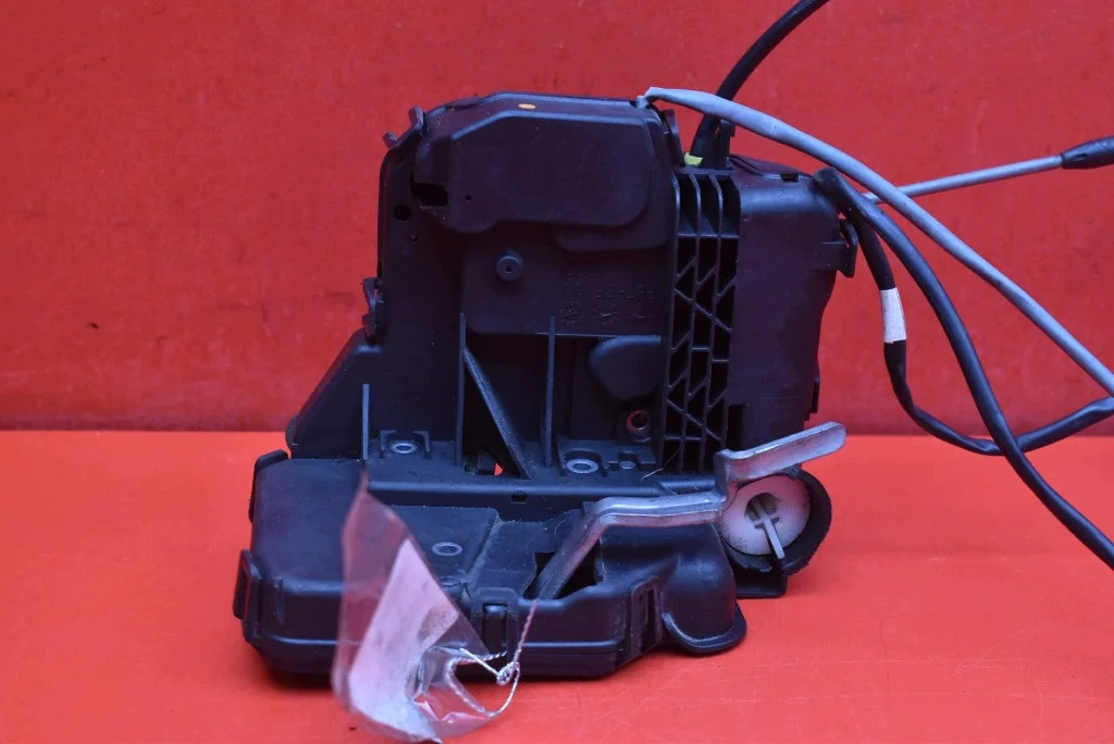 Serrure porte avant gauche Mercedes Classe C CL203