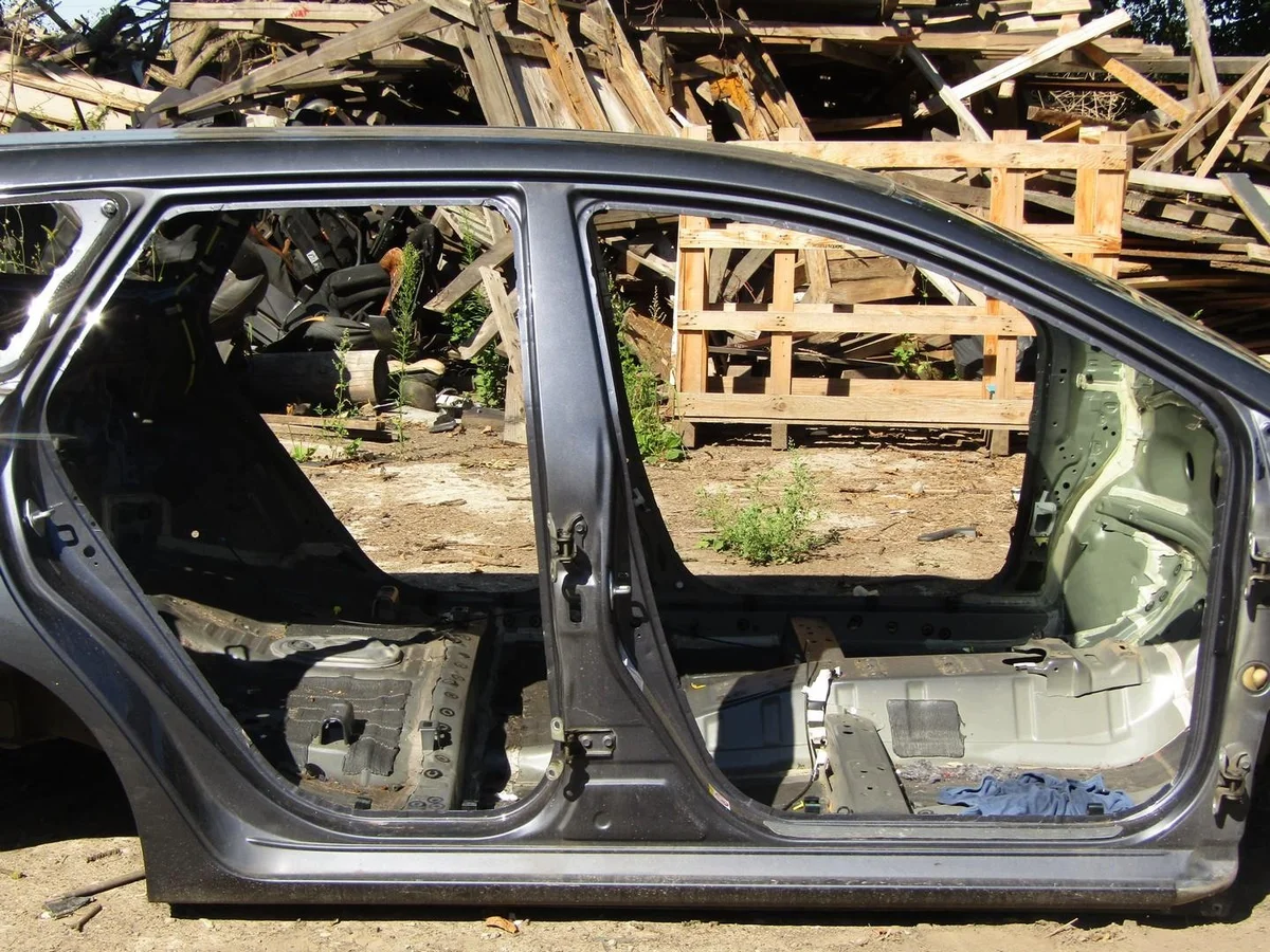 Toyota Auris II Kombi kynnyspelti oikea