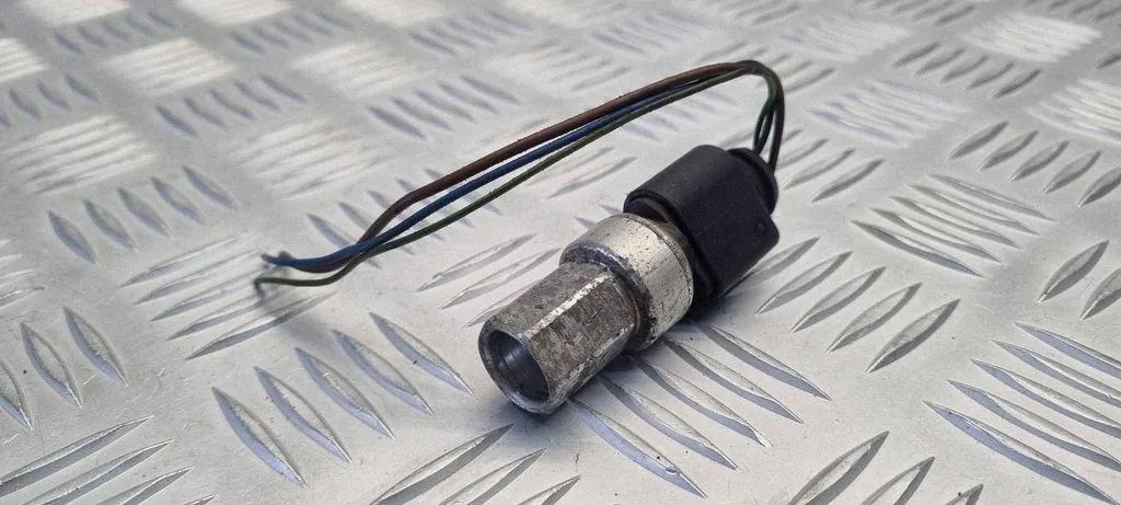 Audi A3 8P VW Golf V AC Pressure Sensor Valve 1K0959126D