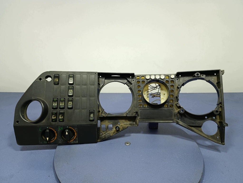Panel de interruptores Mercedes O303 82-92 usado image 2