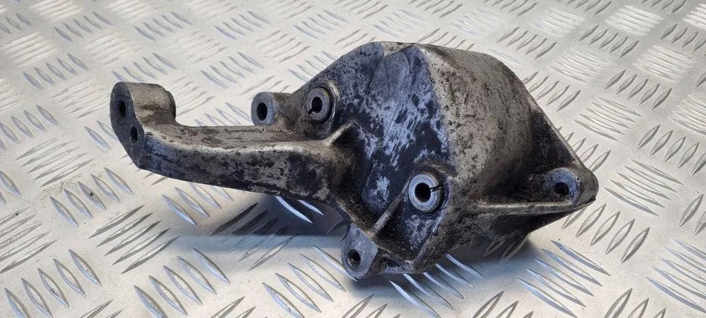 VOLKSWAGEN GOLF III Support Pompe Direction 028145523B image 2