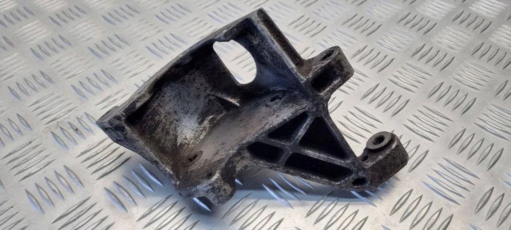 VOLKSWAGEN GOLF III Support Pompe Direction 028145523B image 3