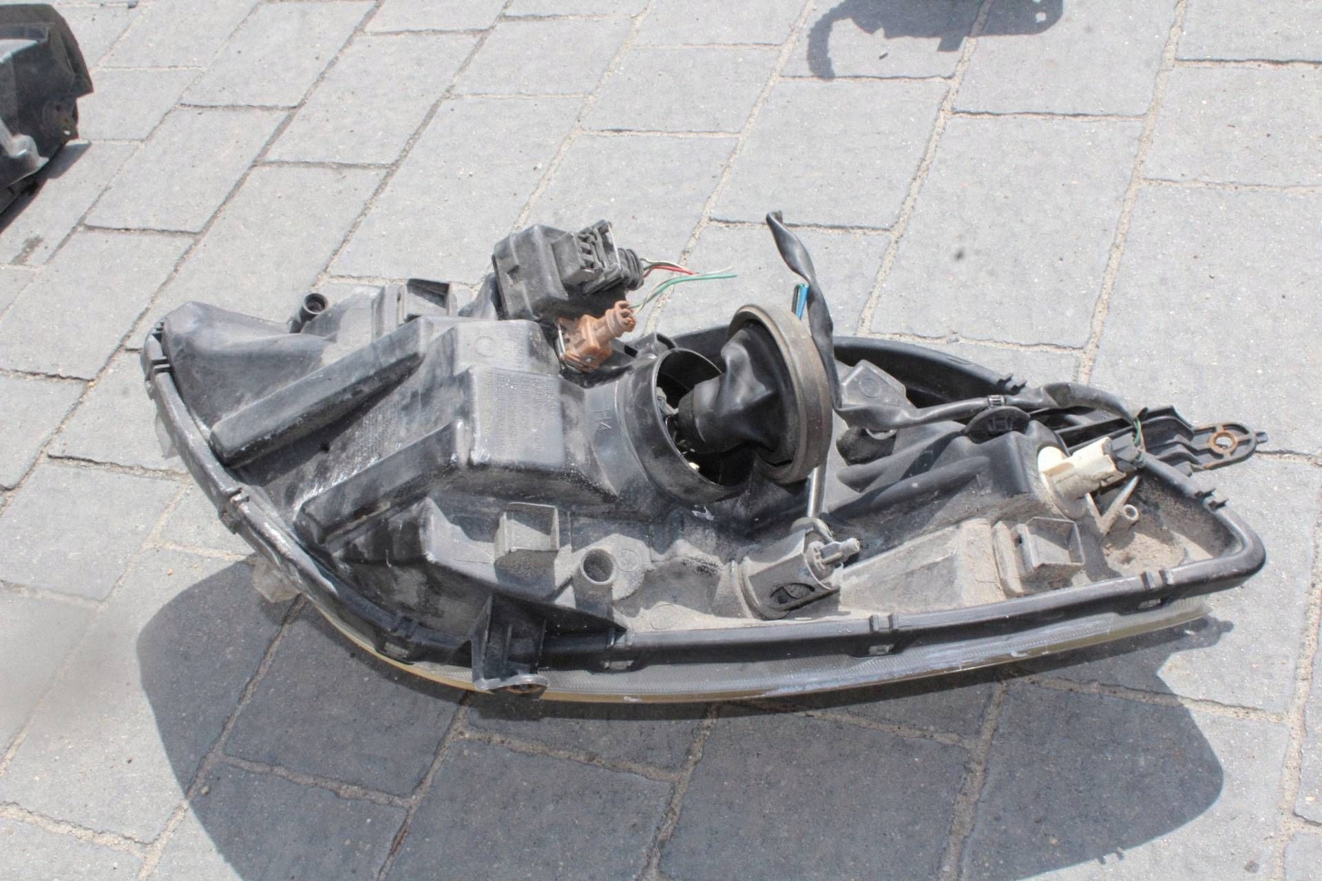 Toyota Yaris II etuvalo oikea, käytetty image 9