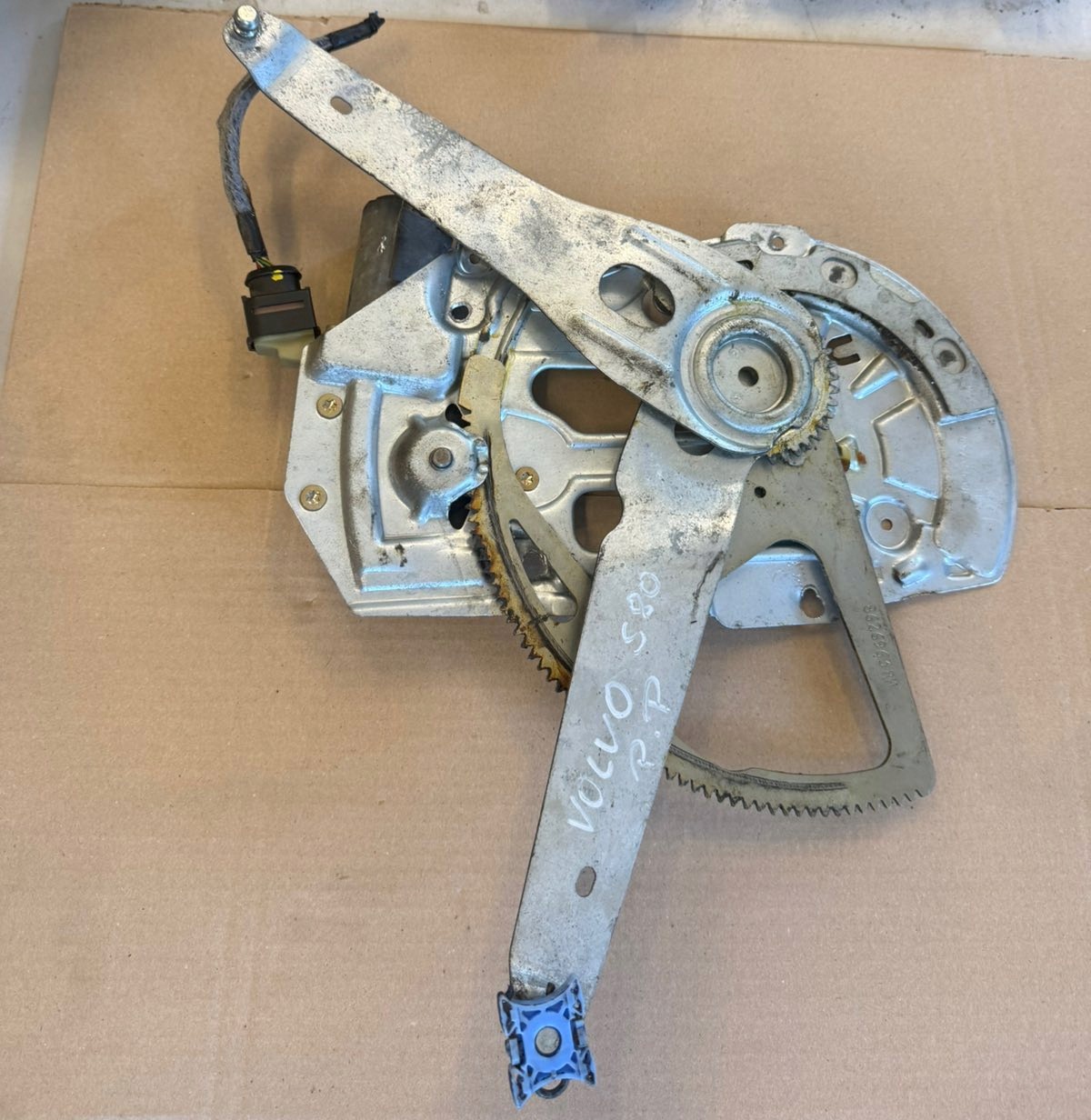 Volvo S80 Right Front Window Regulator image 3