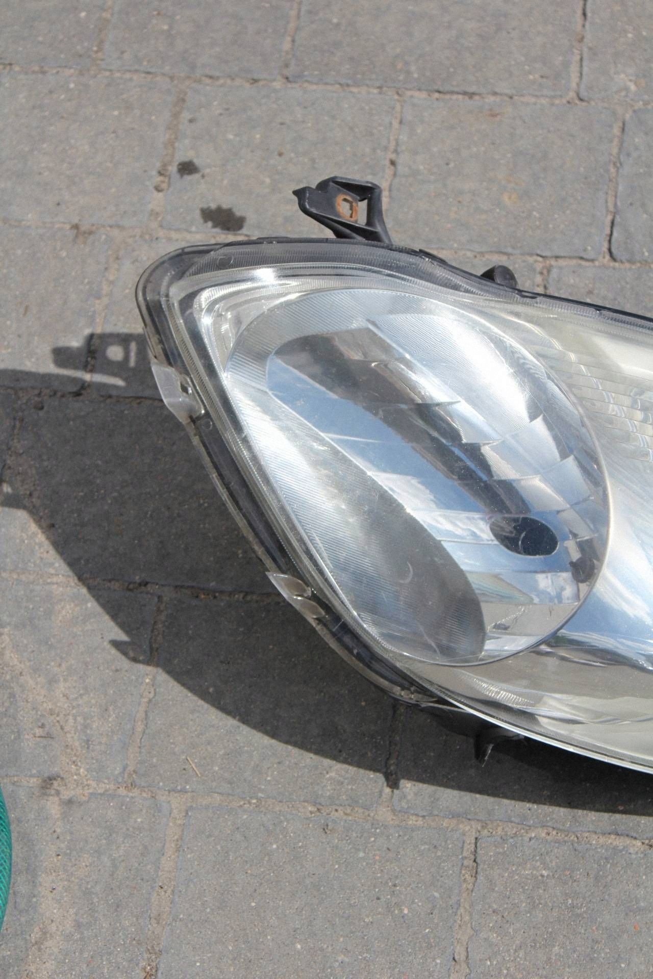 Toyota Yaris II Front Right Headlight BGK3243