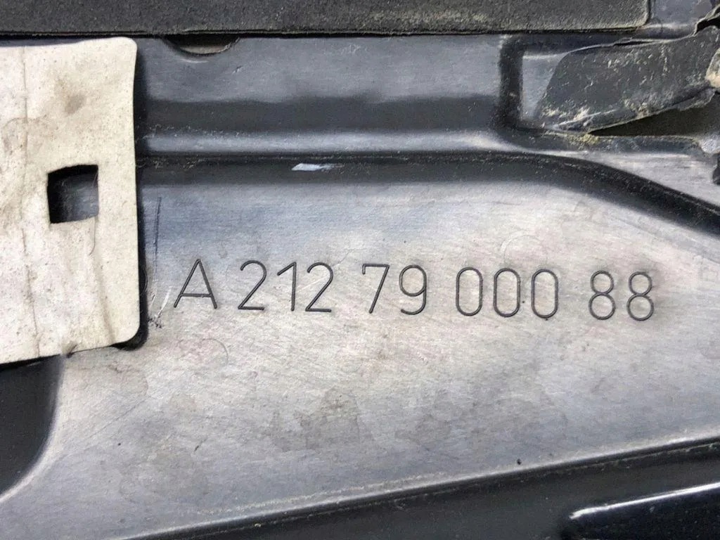 Spoiler coffre MERCEDES-BENZ E (W211) A2127900088 image 3
