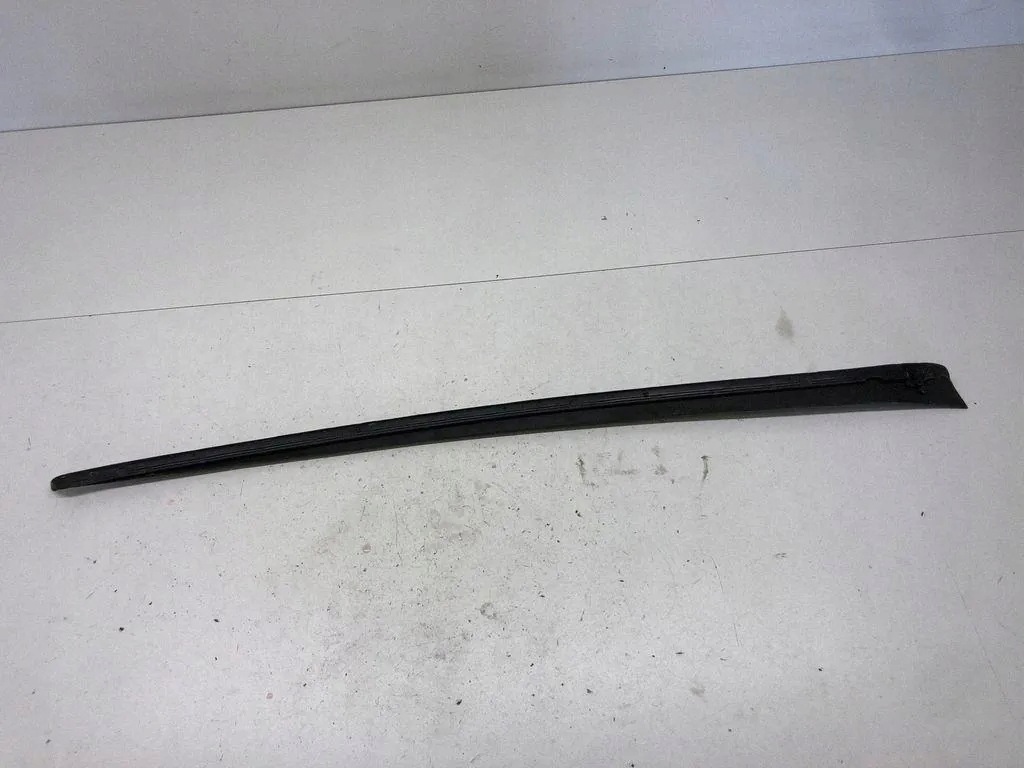 Tuulilasin listan vasen VW Passat B8 3G0854328