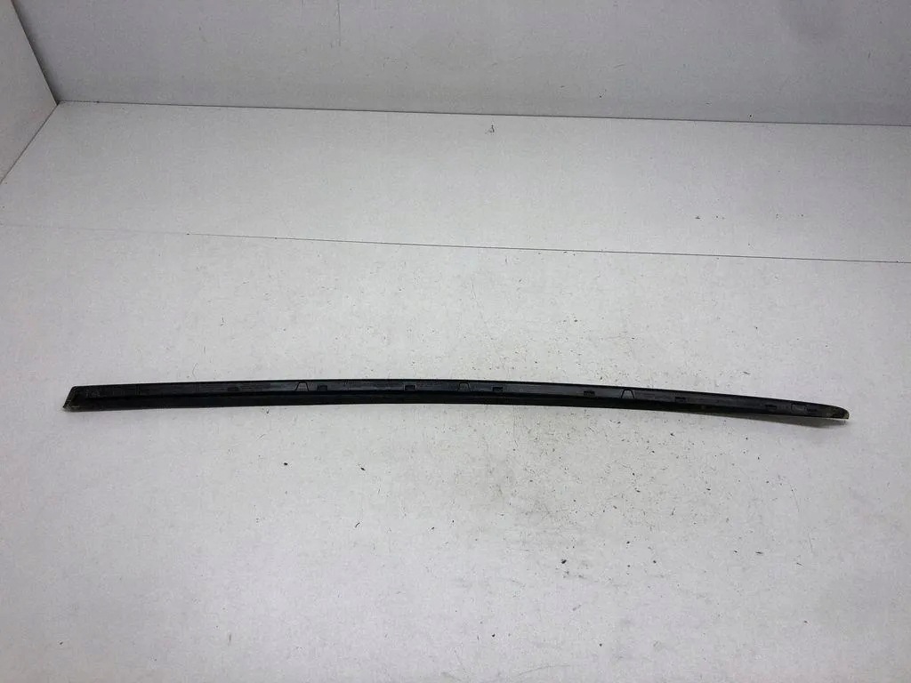 Audi A3 8V etulistan lista oikea musta