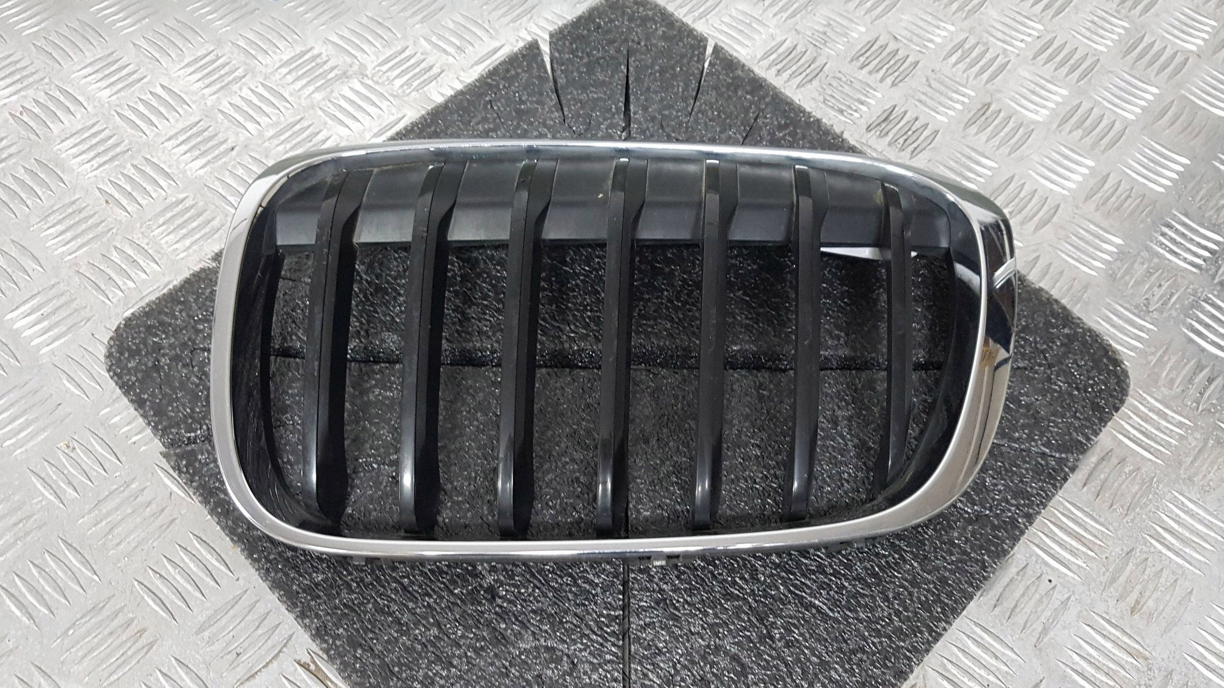 Grill vänster BMW X1 F48 7354823 image 2