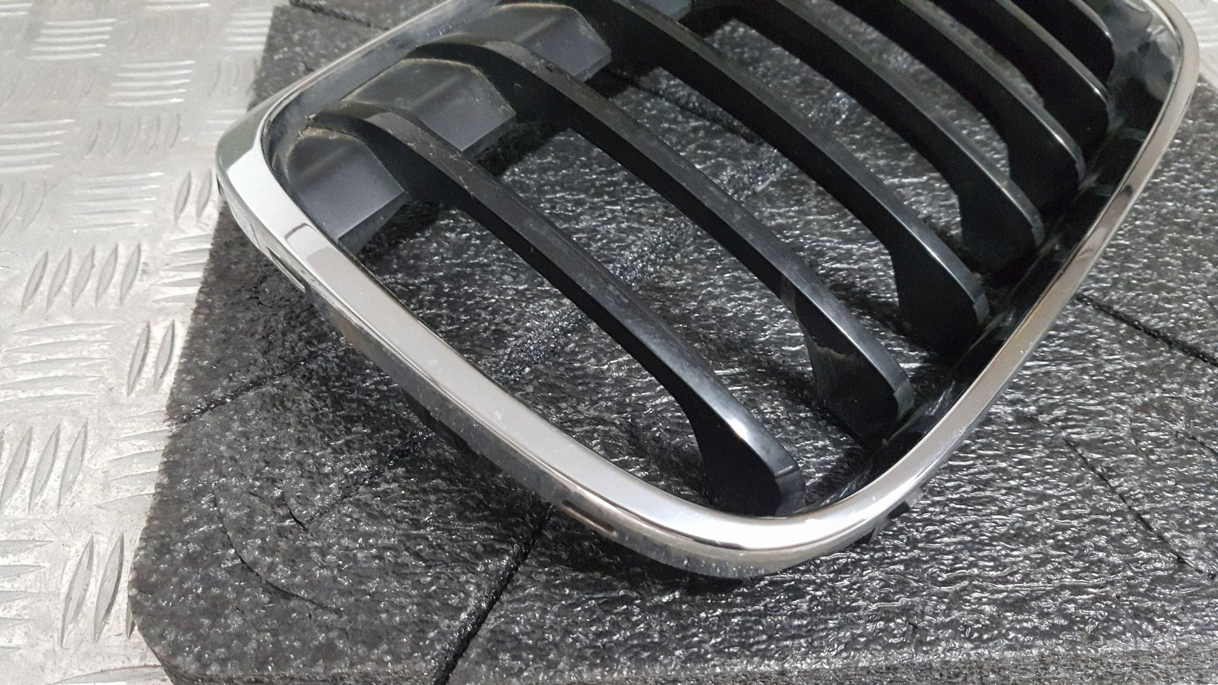 BMW X1 F48 vasen munuaisritilä 7354823