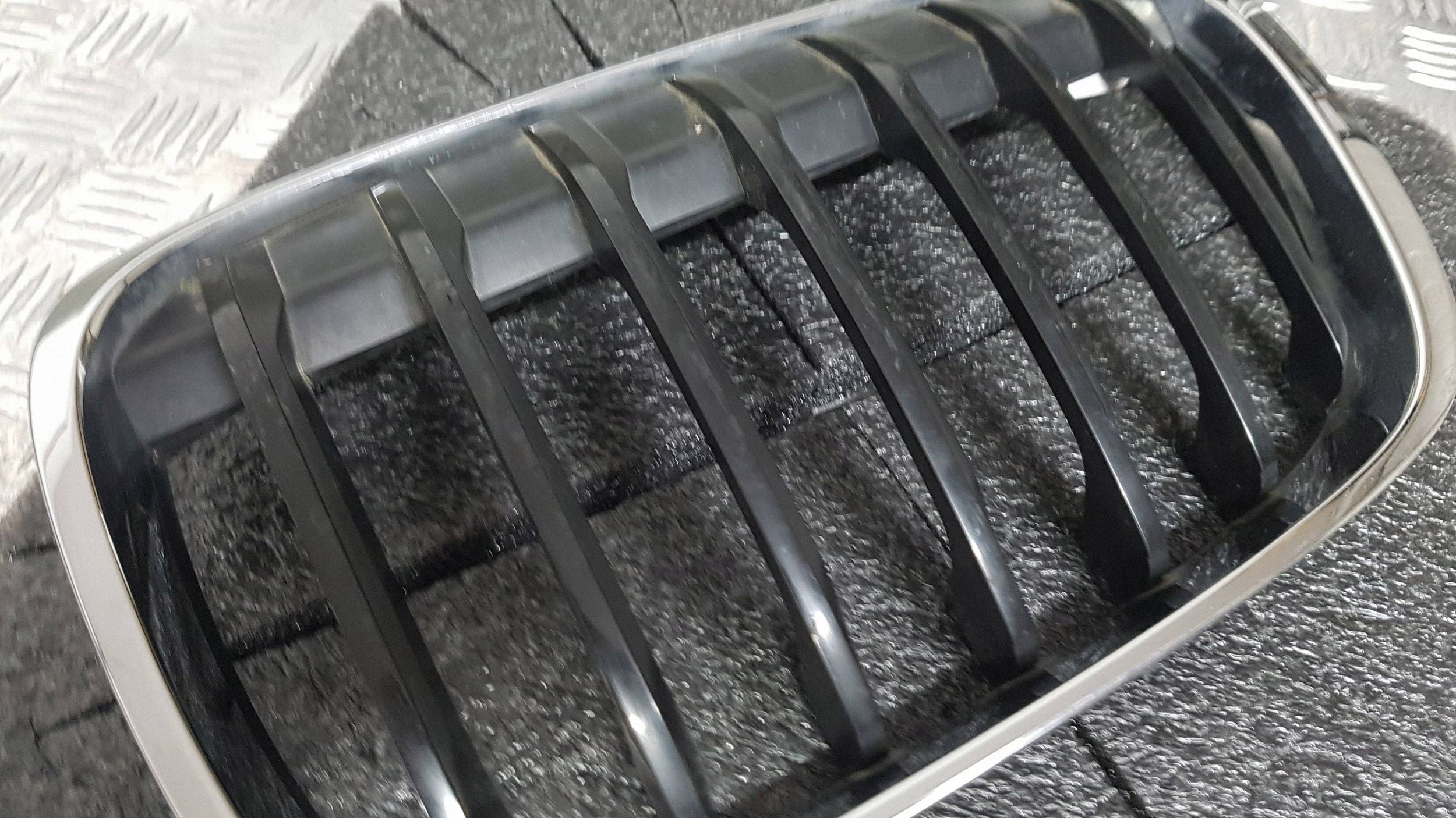 Grill vänster BMW X1 F48 7354823 image 3
