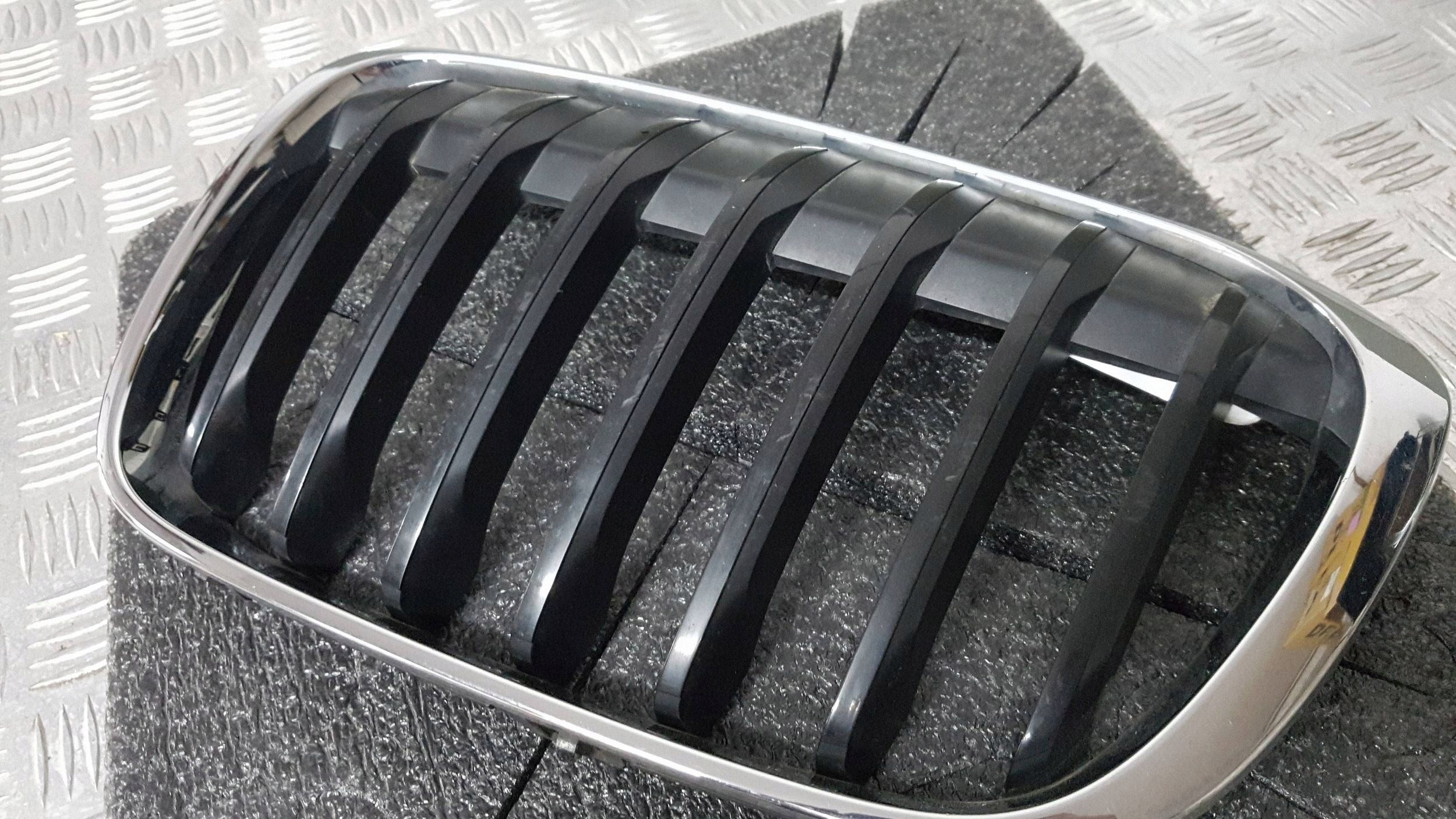 Grill vänster BMW X1 F48 7354823 image 4