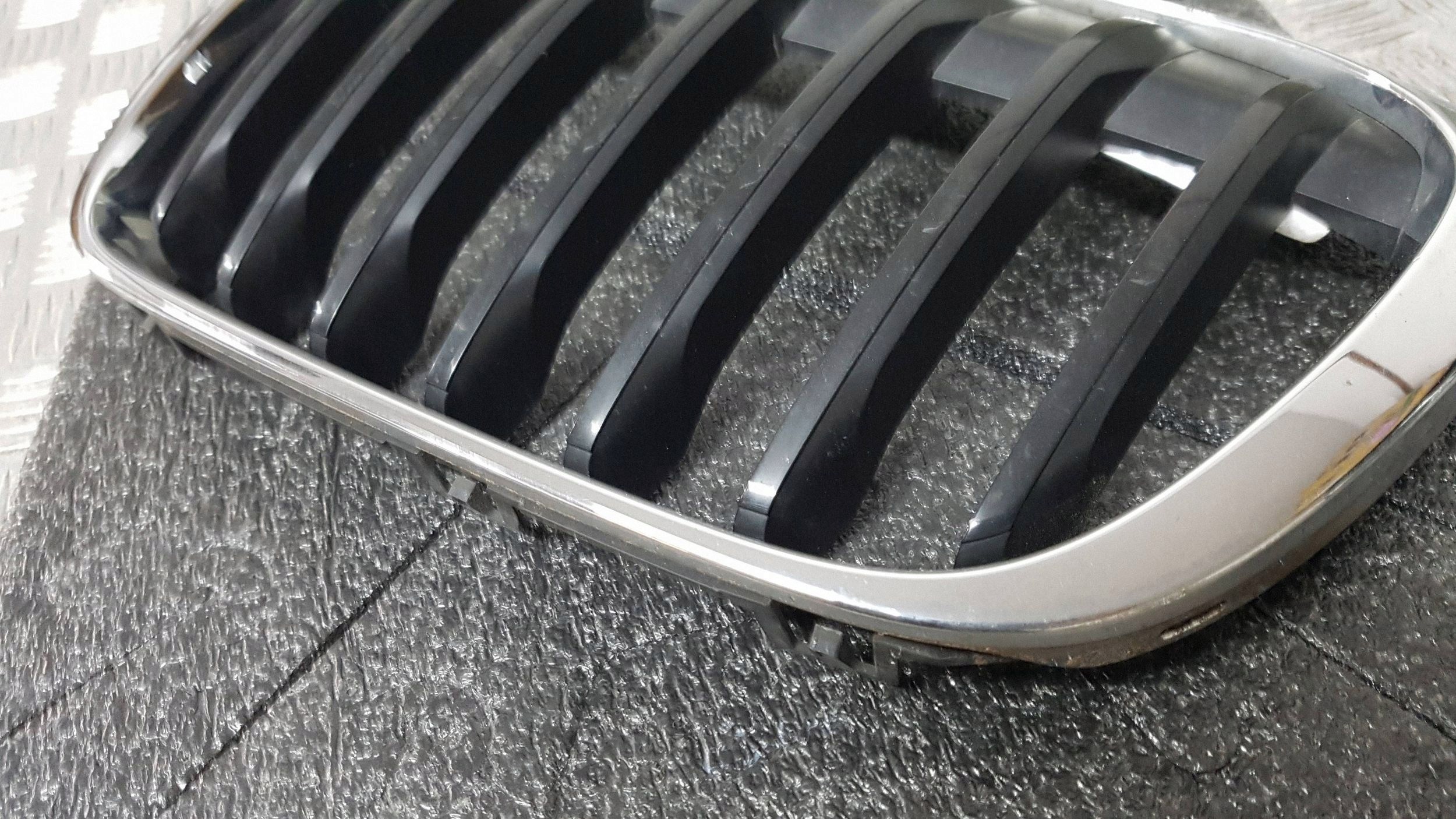 Grill vänster BMW X1 F48 7354823 image 5