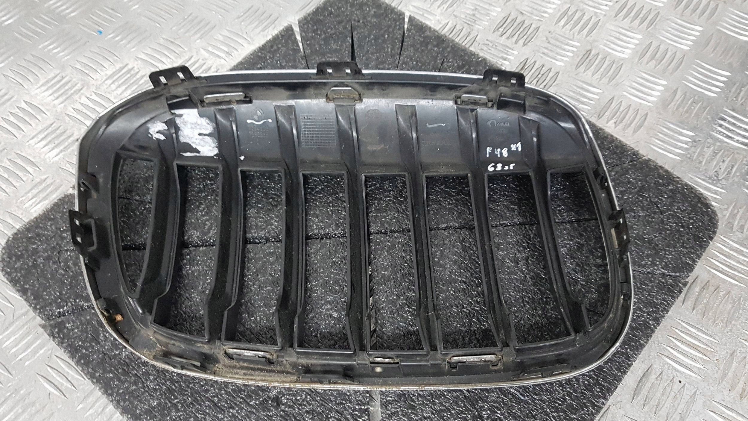 Grill vänster BMW X1 F48 7354823 image 8