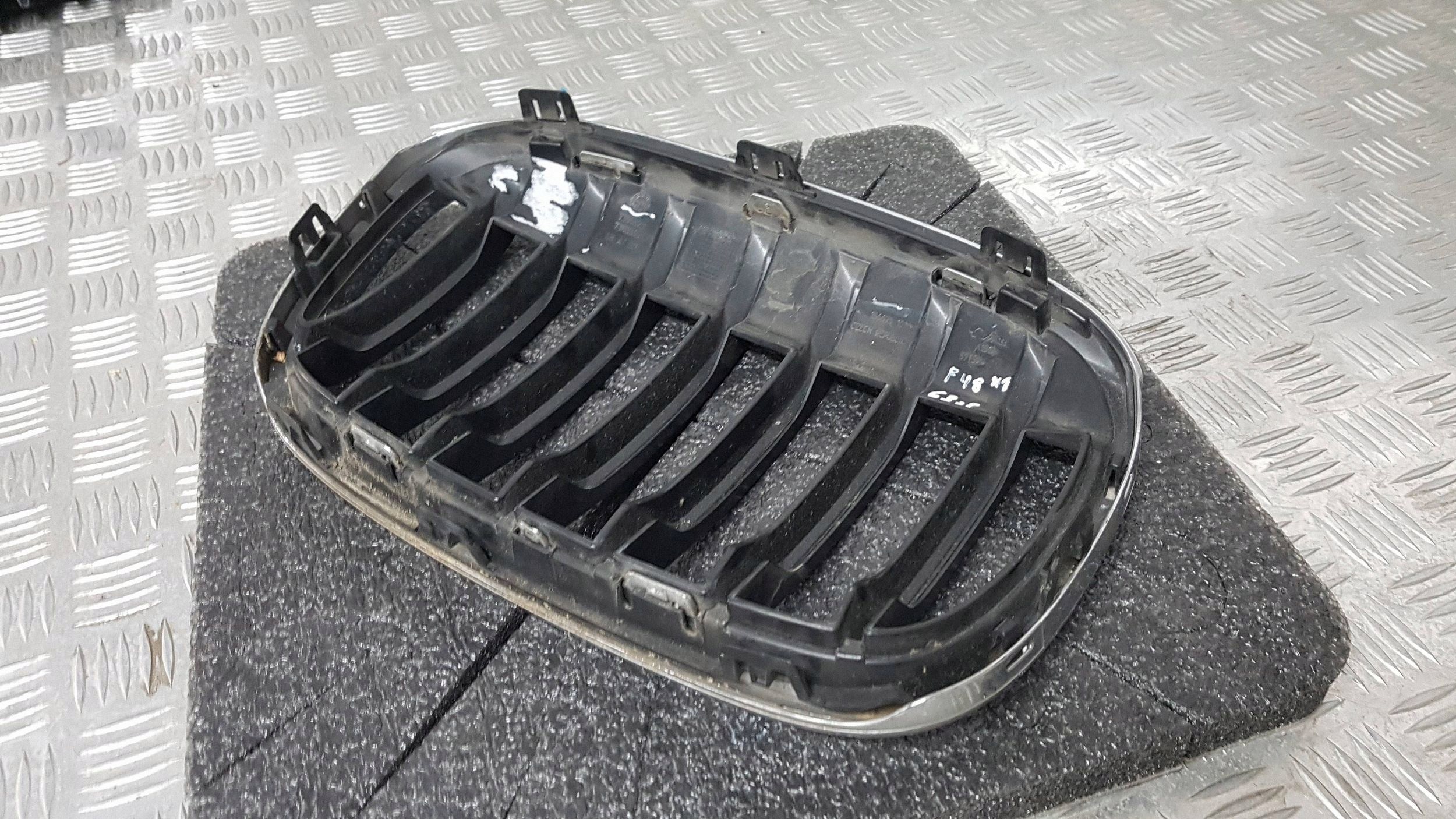 Grill vänster BMW X1 F48 7354823 image 9
