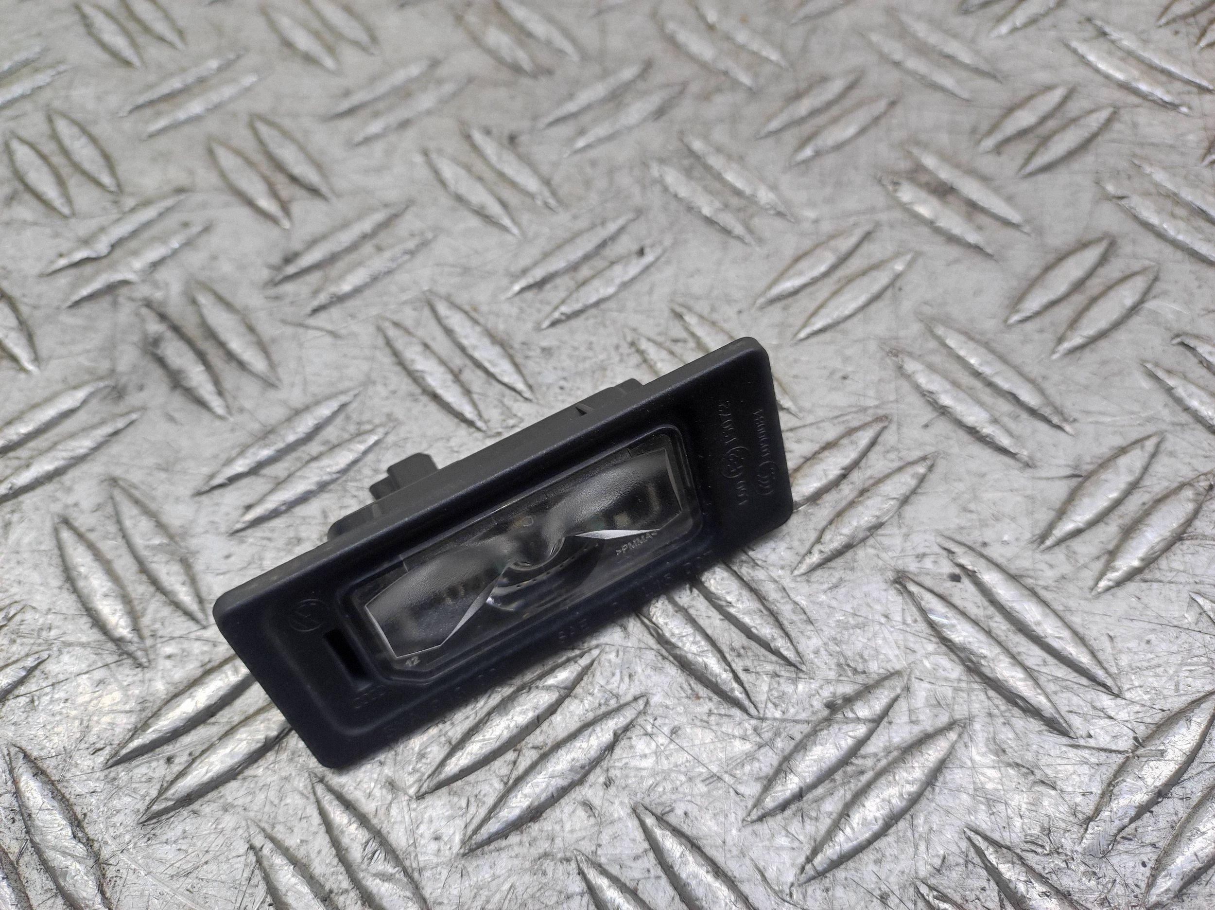 Luz da placa VW Passat B8 USA 17152610S image 3
