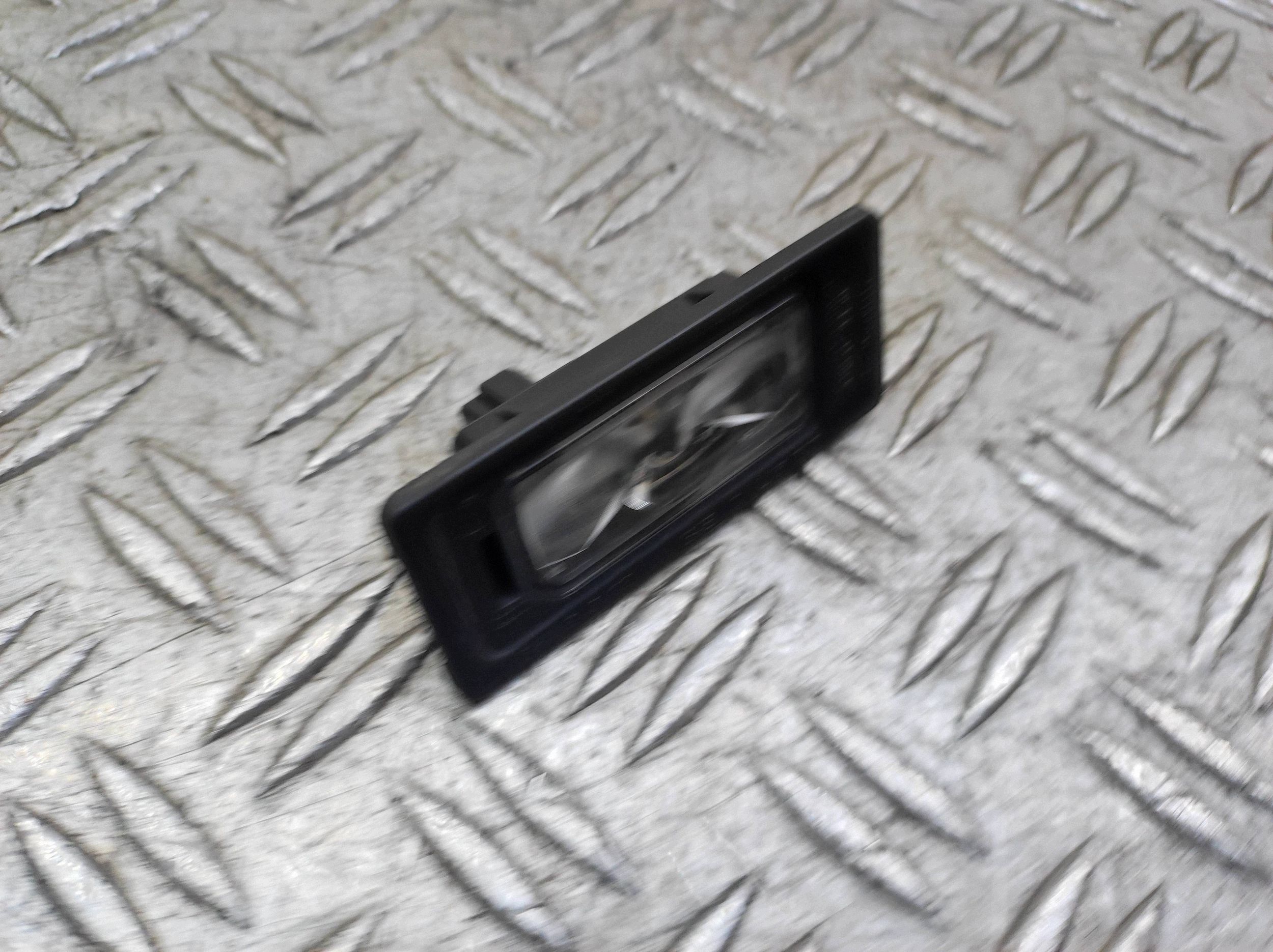 Luz da placa VW Passat B8 USA 17152610S image 4