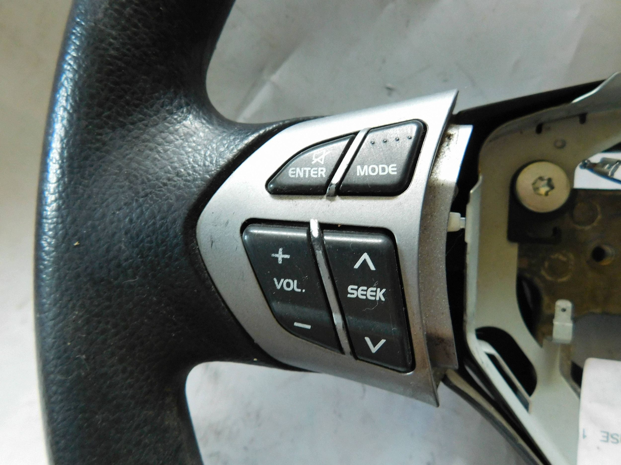 Suzuki Grand Vitara II Lenkrad mit Radiobedienung OEM 6113S920127
