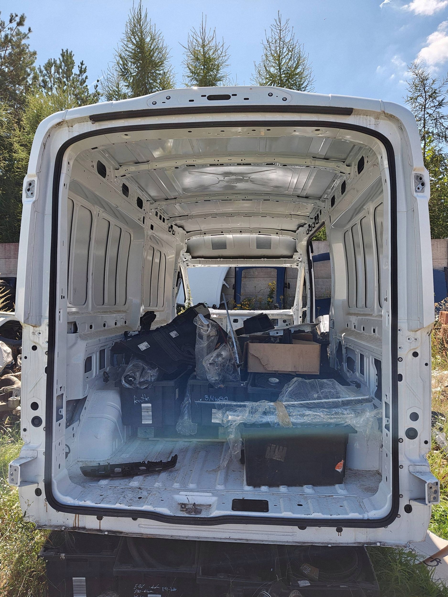 Ford Transit 2024 Oikea takahelma image 5