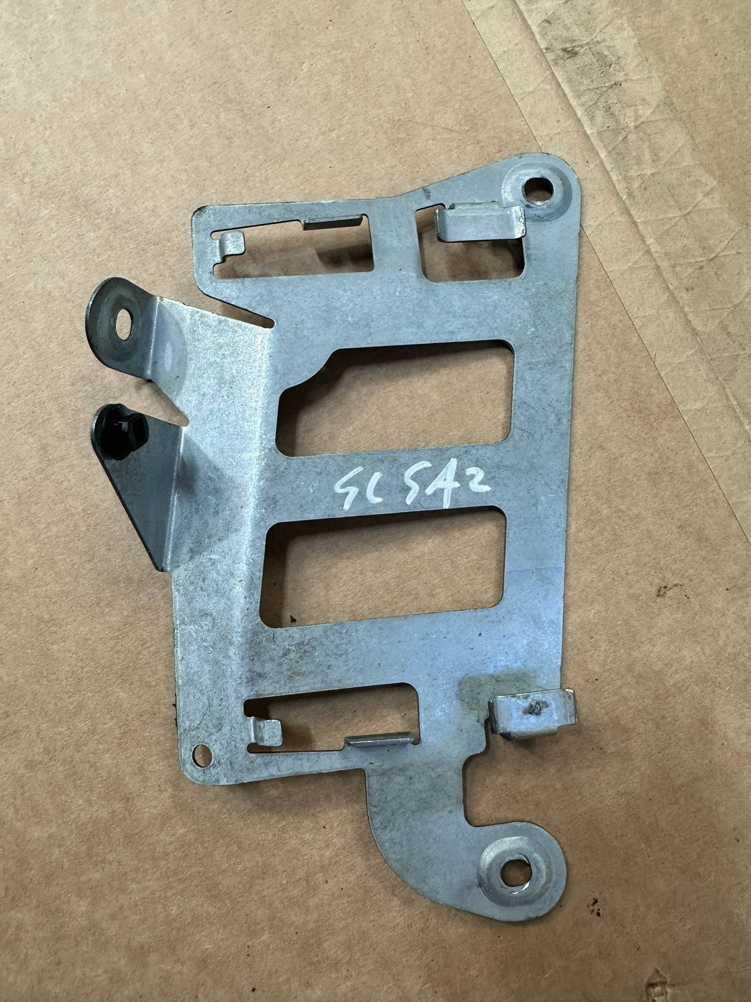 Engine Computer Mount Mercedes SL R230 A2305450040 image 2