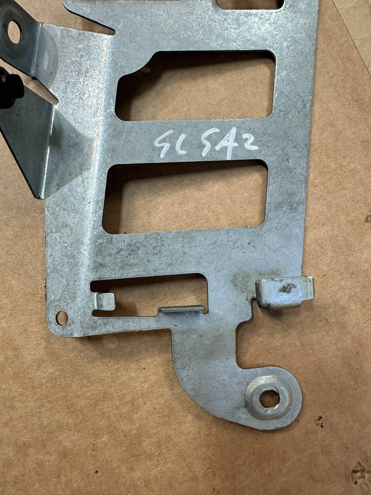 Motorsteuergeräte-Halterung Mercedes SL R230 A2305450040