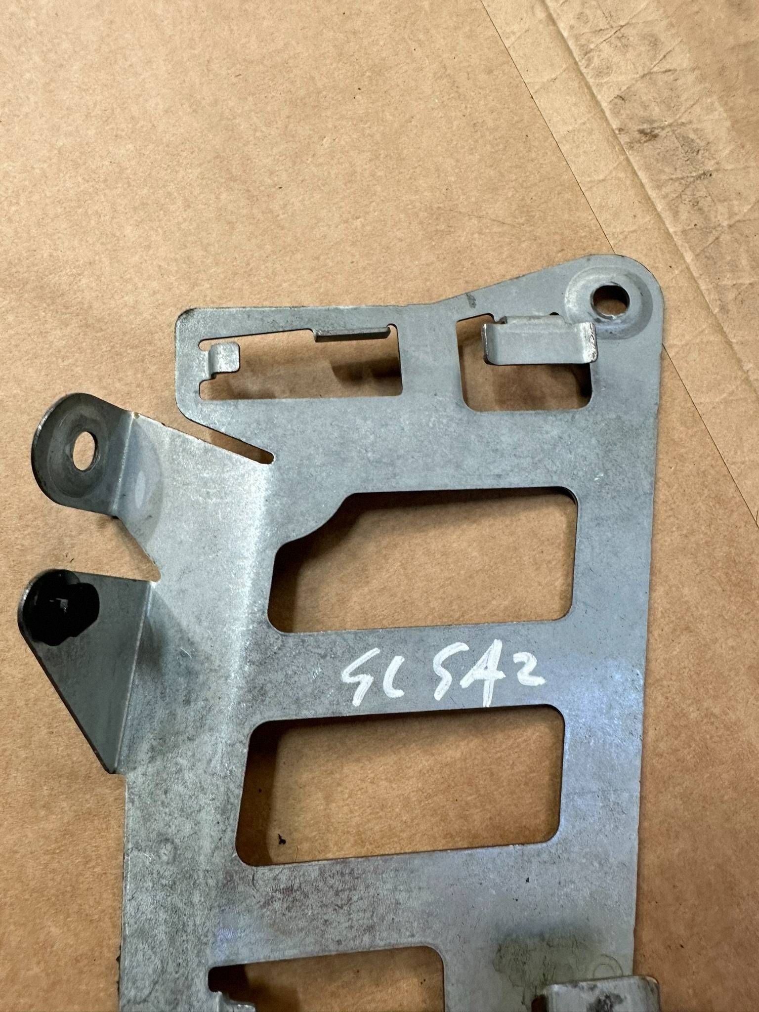 Engine Computer Mount Mercedes SL R230 A2305450040 image 3