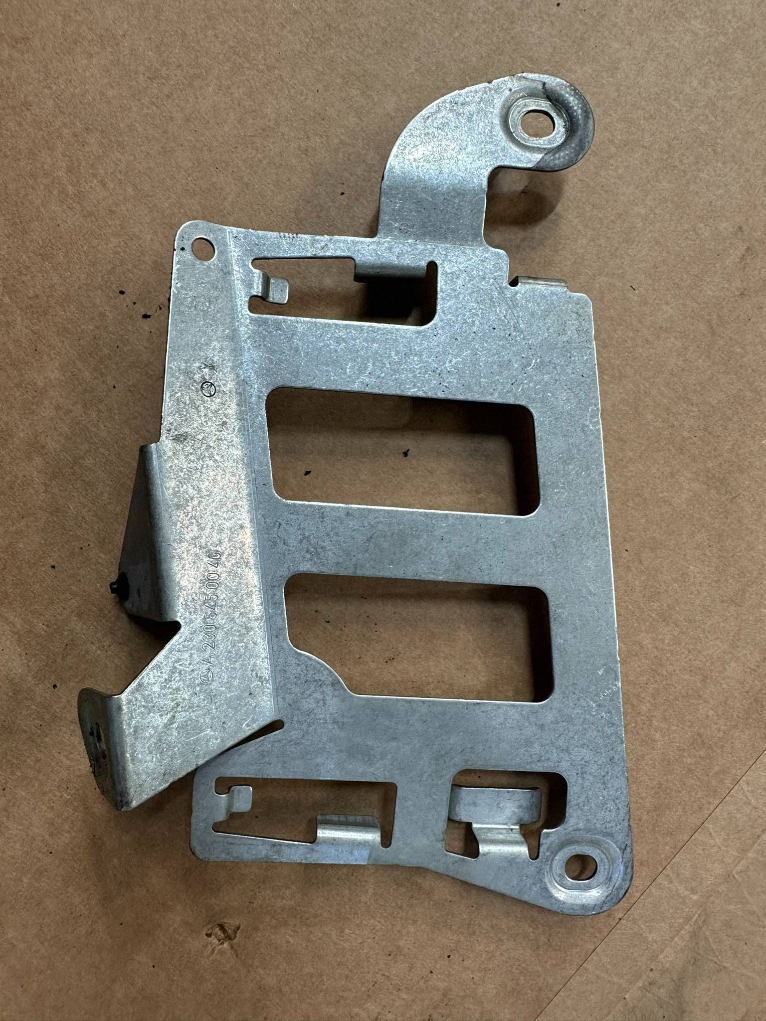 Engine Computer Mount Mercedes SL R230 A2305450040 image 4