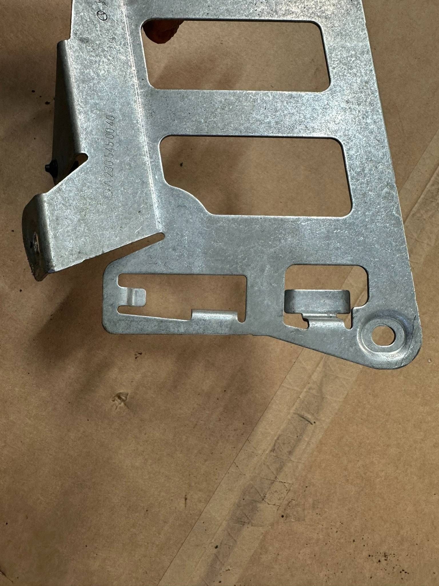 Engine Computer Mount Mercedes SL R230 A2305450040 image 6