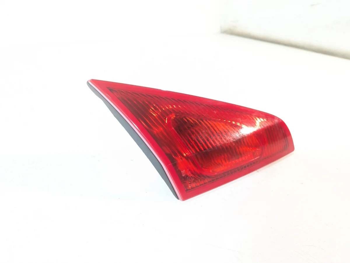 Takavalaisin vasen takaluukkuun Mitsubishi Colt VI