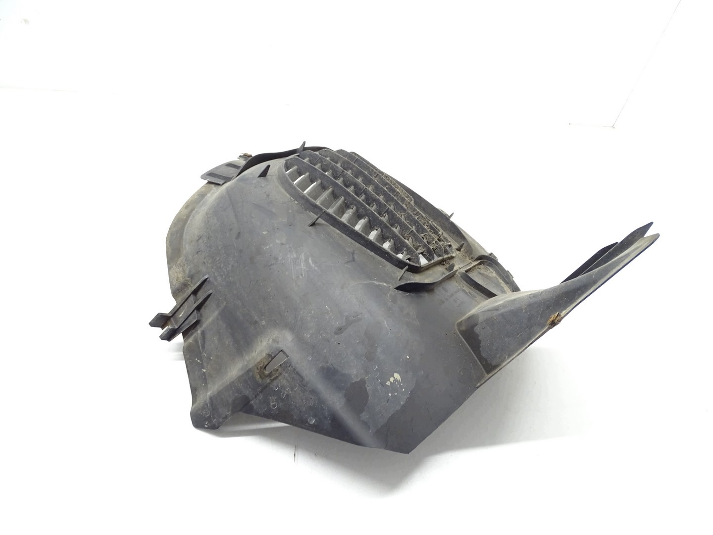 Vasen etulokasuoja VW Touareg II 7P 7P6805911D