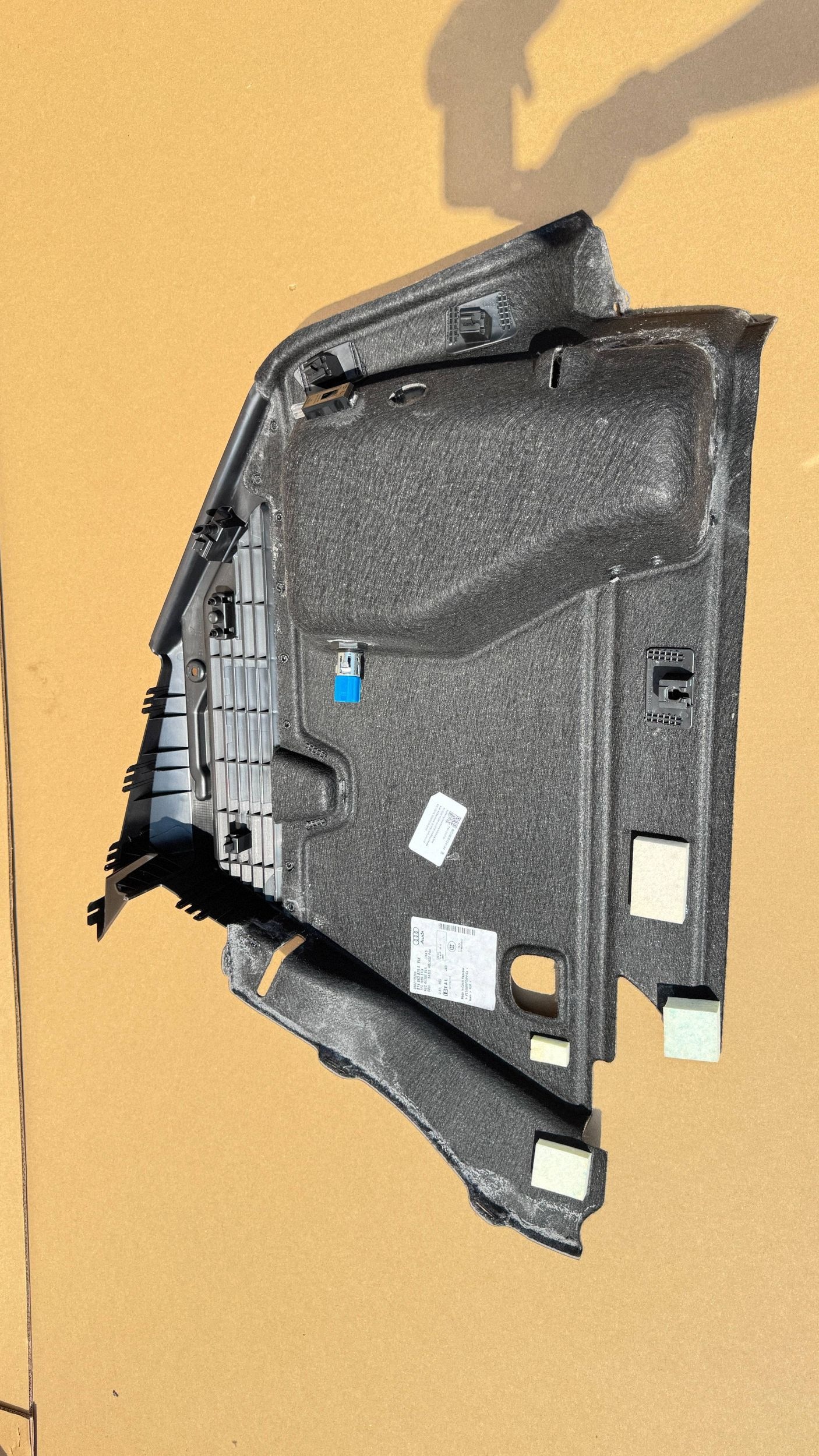 Audi A3 8Y tavaratilan verhoilu vasen taka