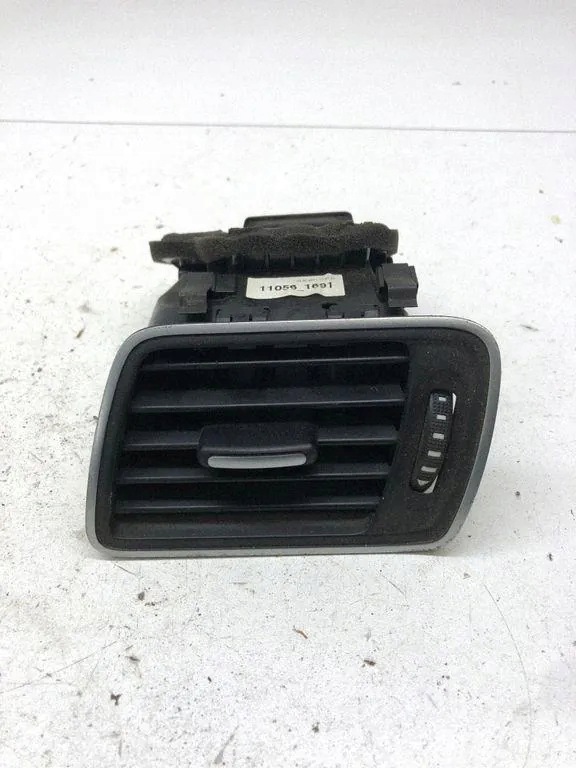 VW Passat B7 instrumentbräda ventilation 3AB819701A image 2