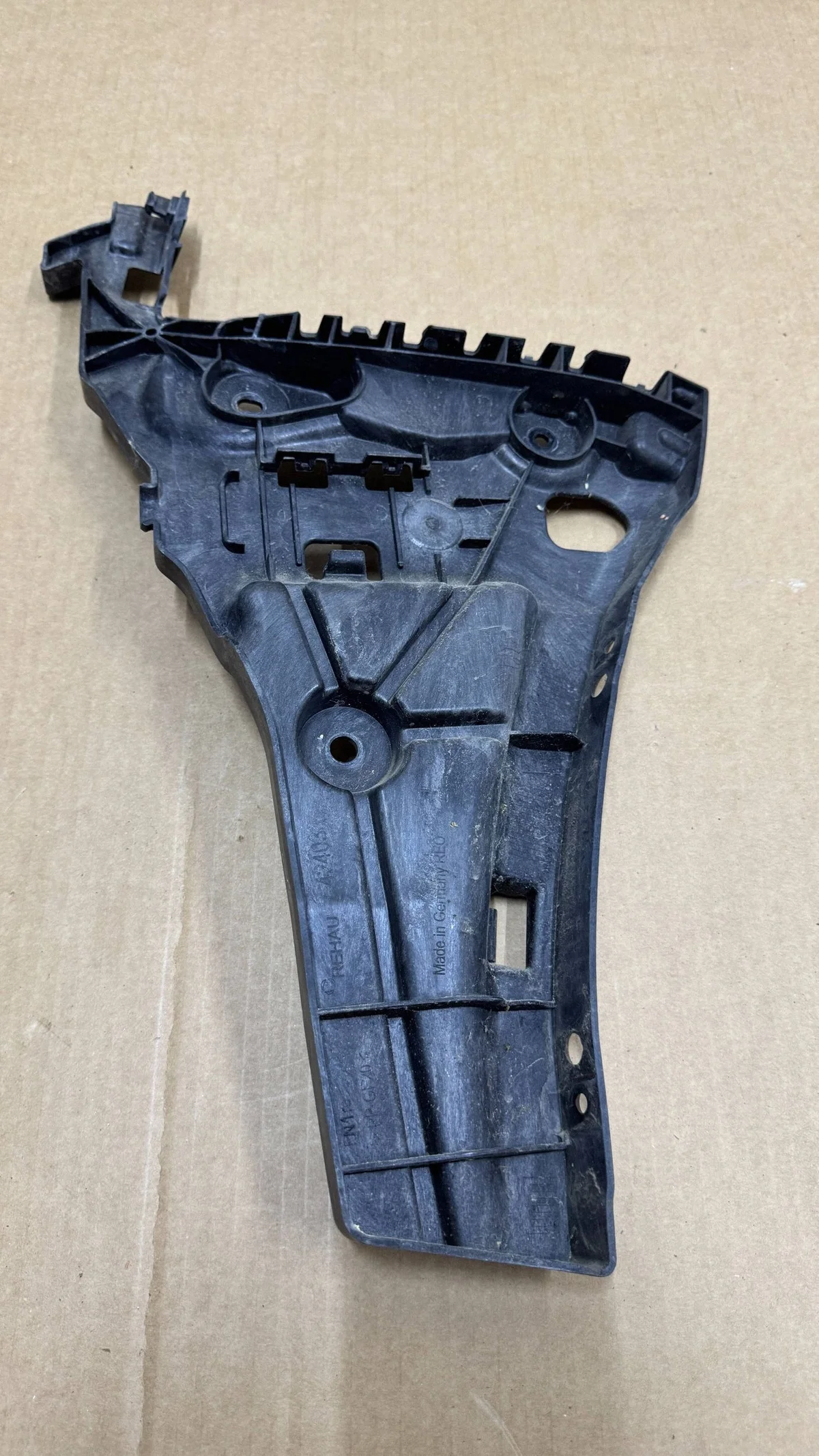Audi A3 8Y takapuskurin kiinnike, oikea image 2