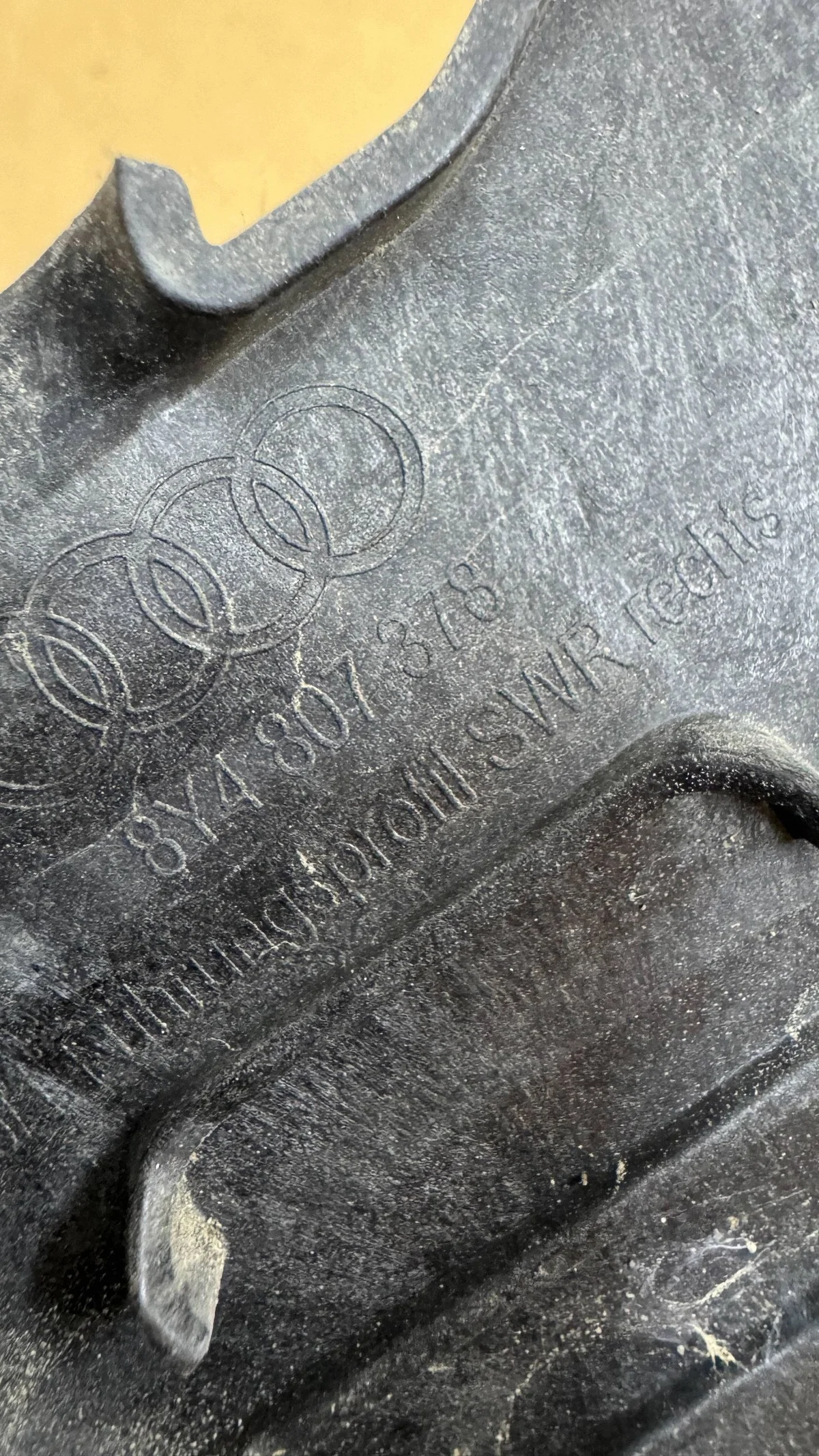 Audi A3 8Y takapuskurin kiinnike, oikea image 4