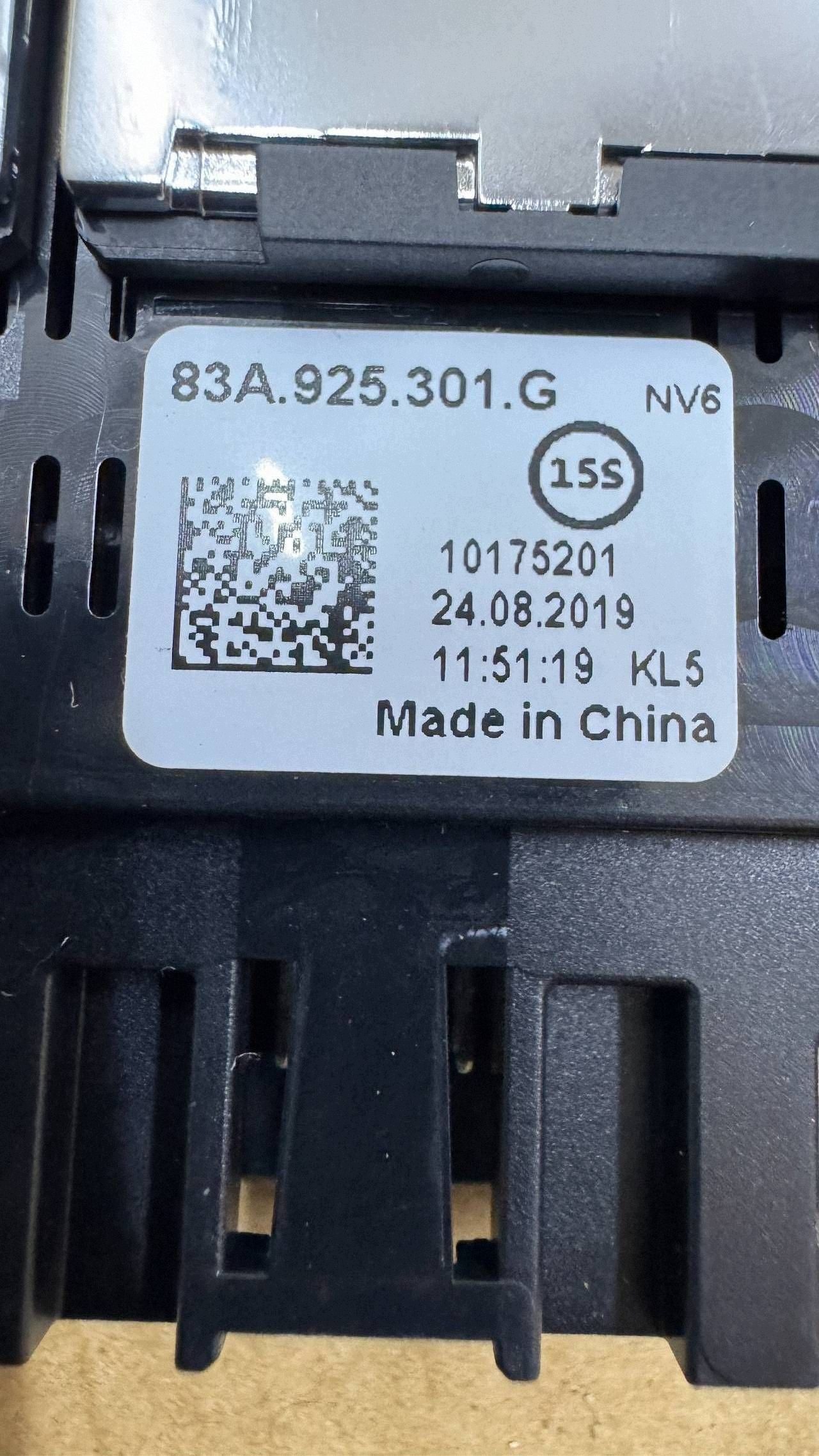 Panel Interruptor Luces Emergencia Audi A3 8Y 83A925301G image 4