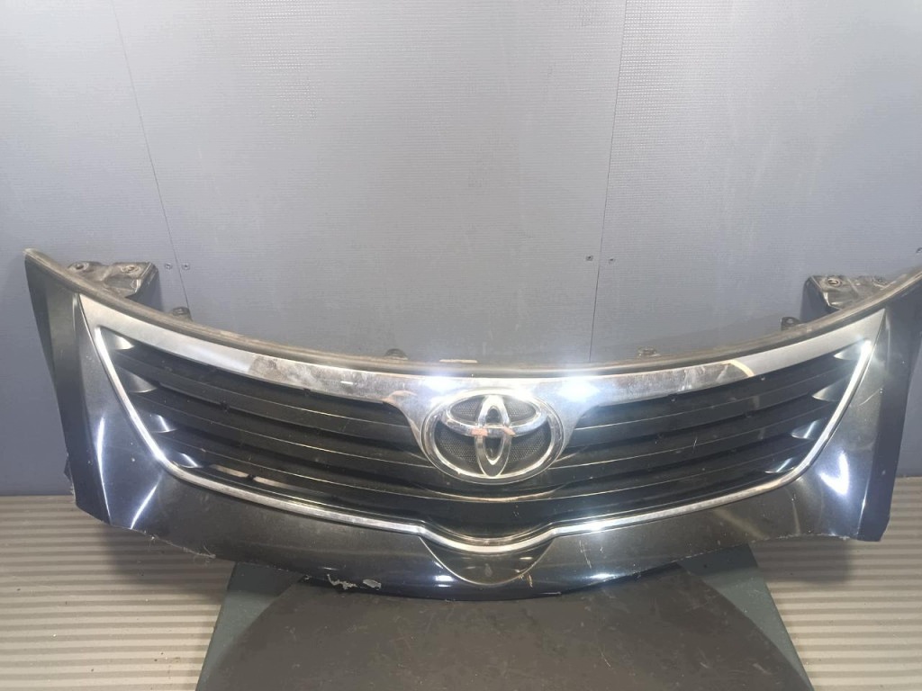Grill Toyota Avensis T27 - Använd