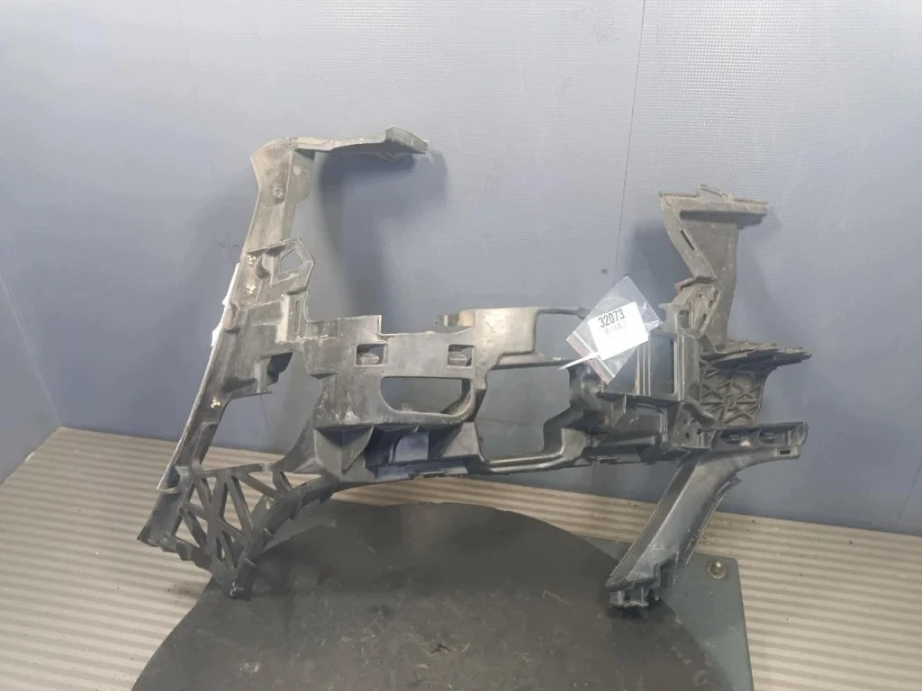 Support pare-chocs avant gauche Mercedes W204