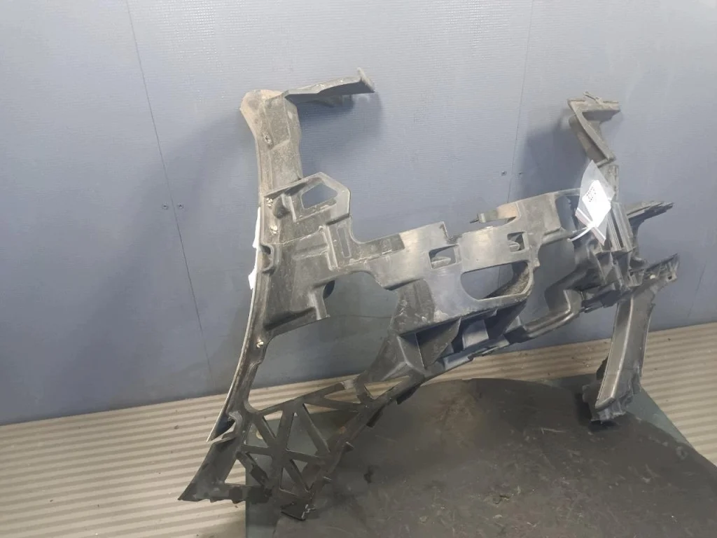 MERCEDES W204 Soporte Parachoques Delantero Izquierdo
