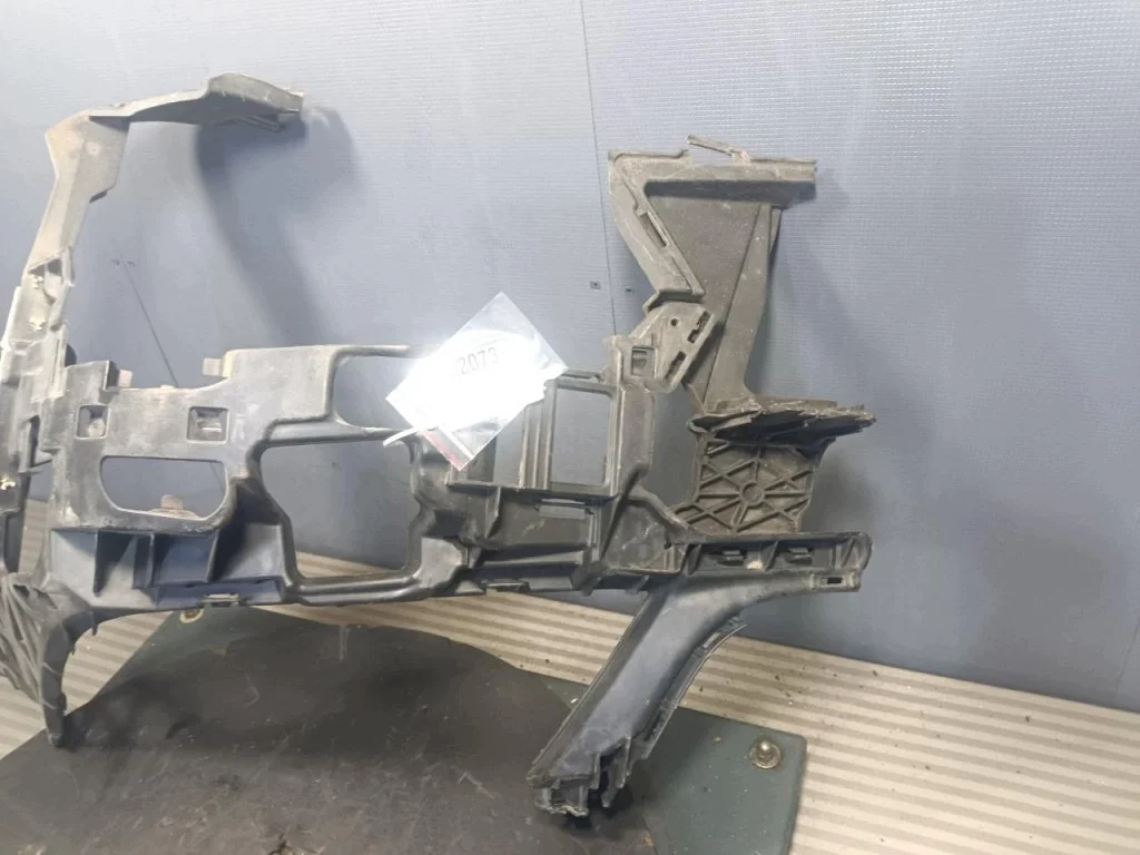 Mercedes W204 Suporte Para-choque Dianteiro Esquerdo image 3