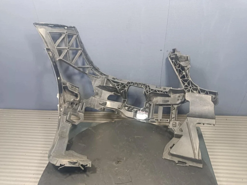 Mercedes W204 Suporte Para-choque Dianteiro Esquerdo image 4