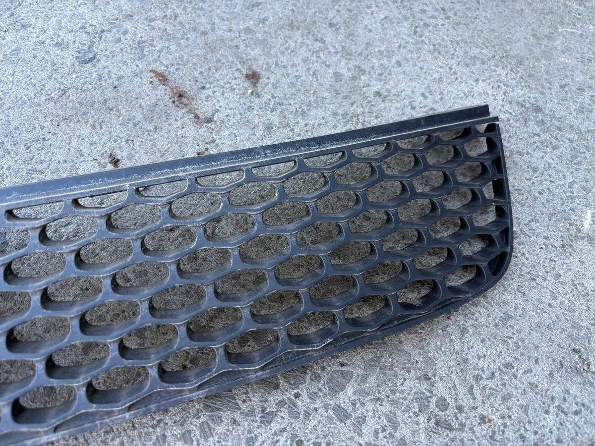 Suzuki Swift Mk6 Grill 71741-72K10 image 3