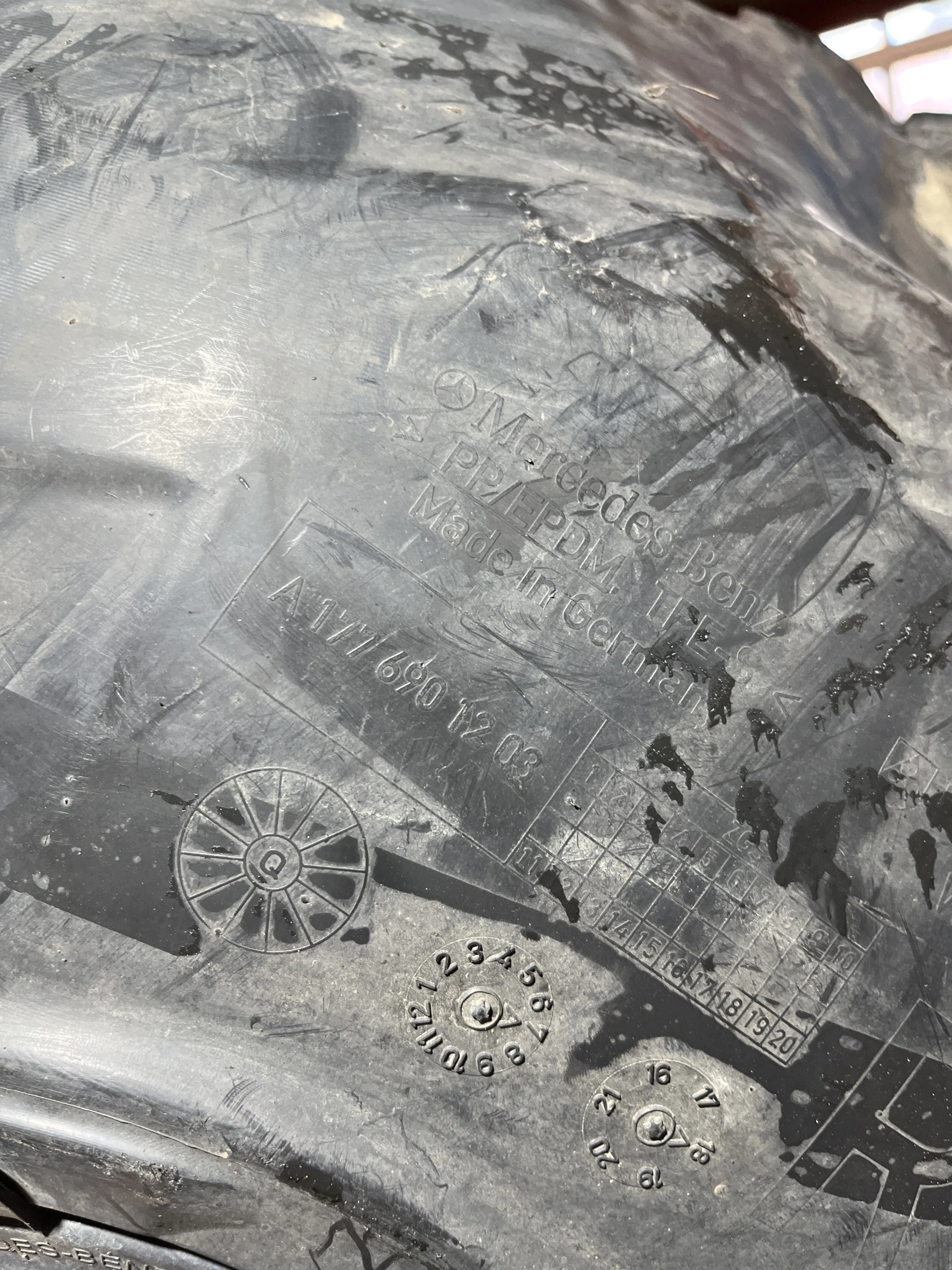 Lokasuoja etu oikea Mercedes W177 18-