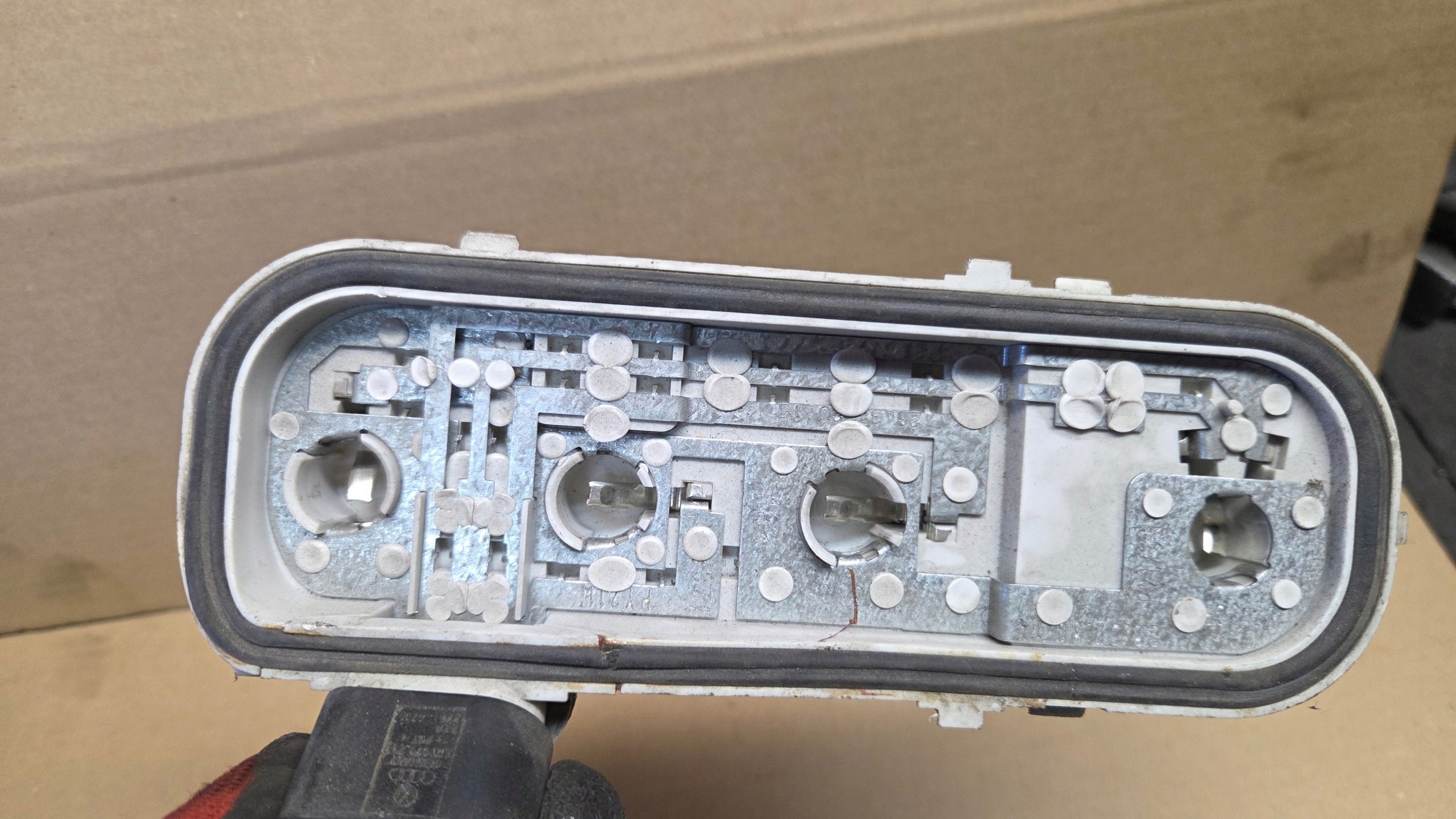 AUDI A4 B6 Takavalo Oikea 8E9945258