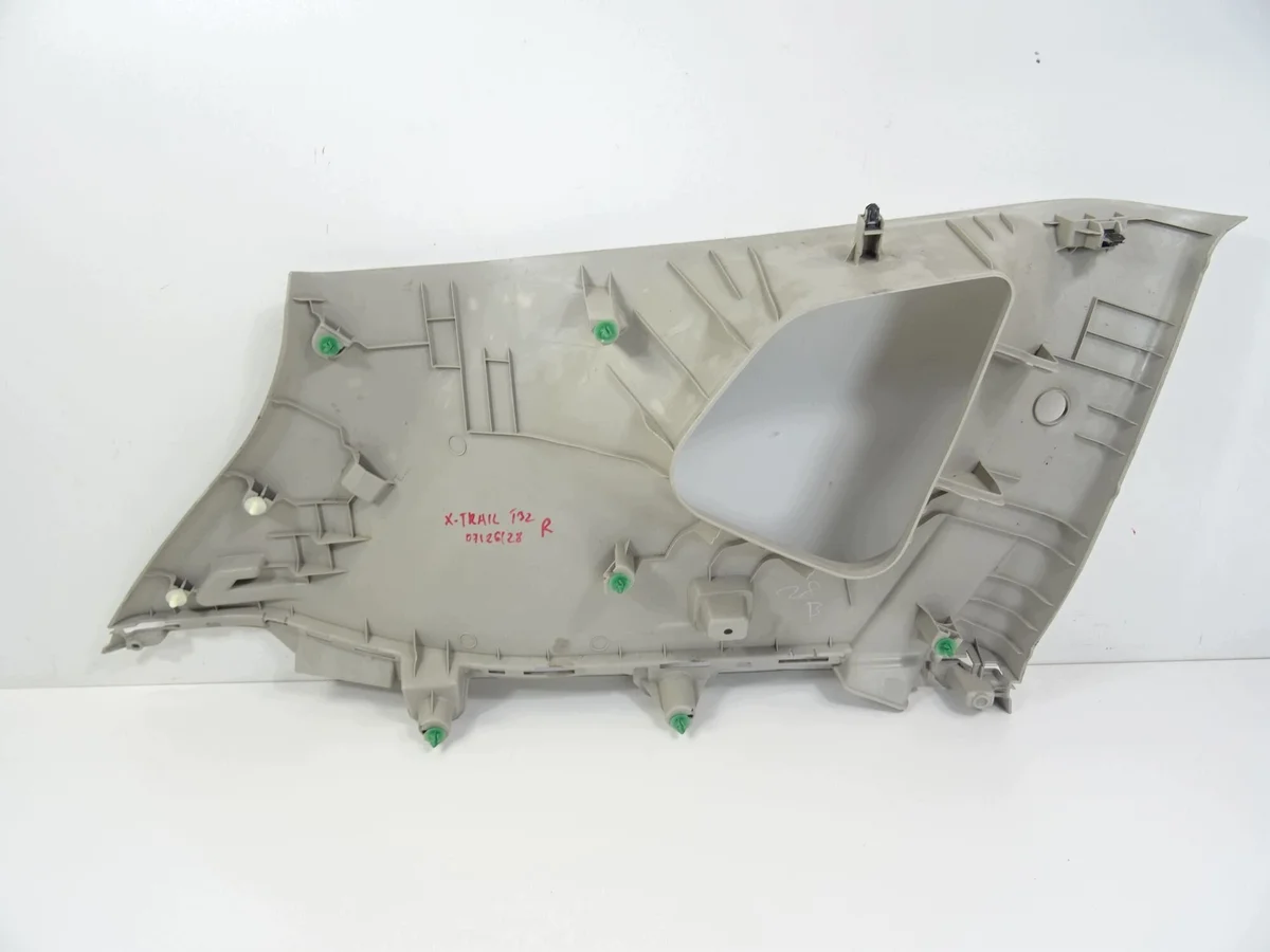 Nissan X-Trail T32 Cache Pilier Droit 84944CE1A image 8