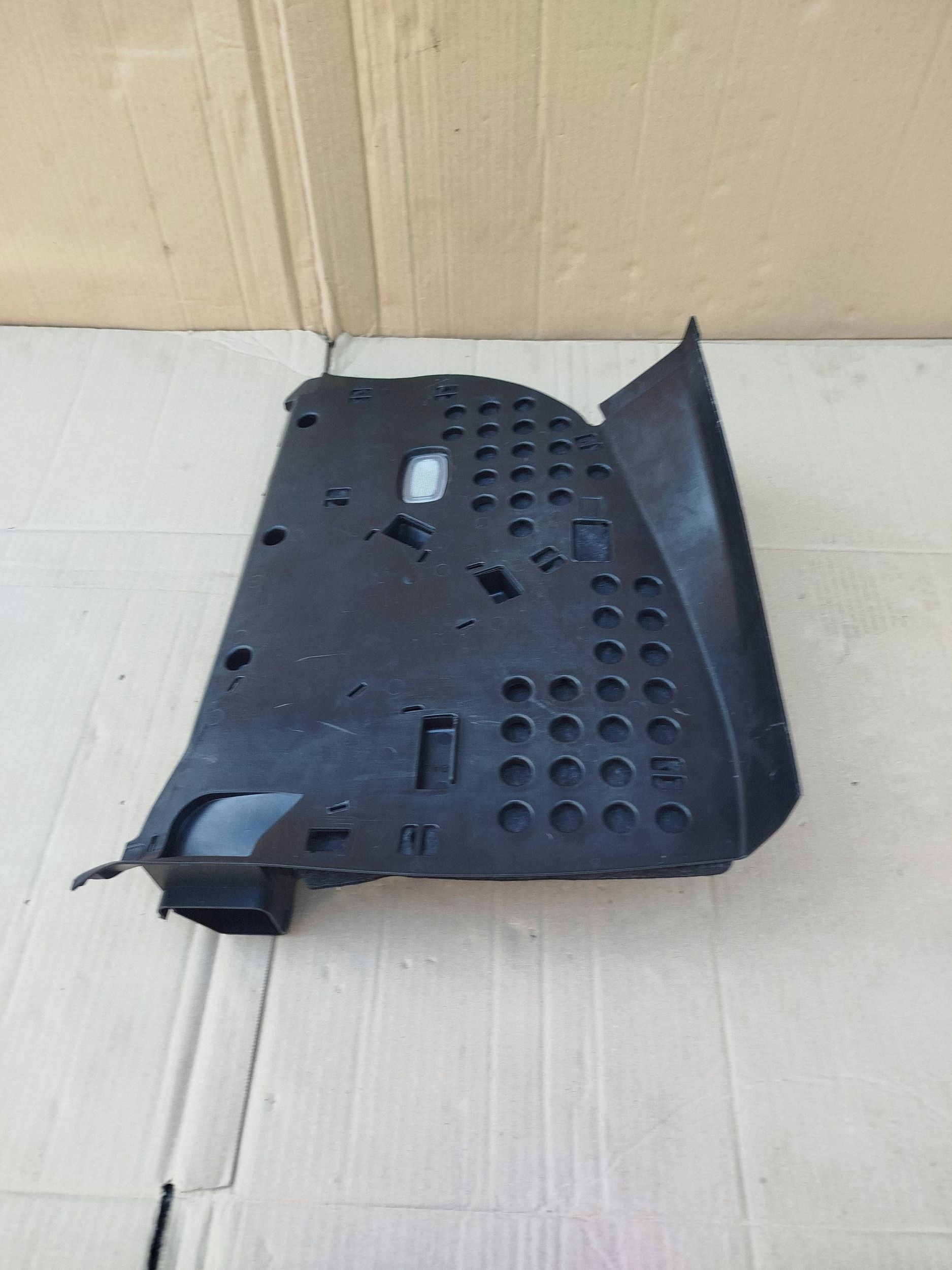Käytetty jalkatilaetuosan suojus MB E W212 A2126809901