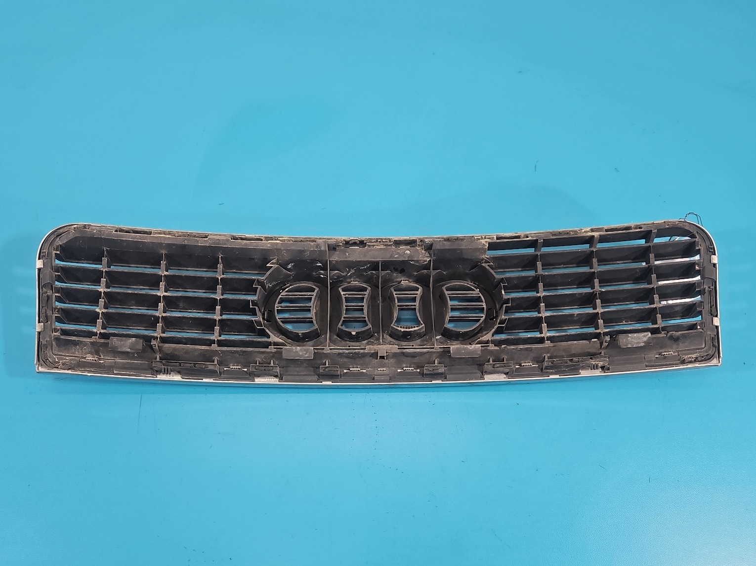 Etusäleikkö Audi A4 B6 (8E0853651F)
