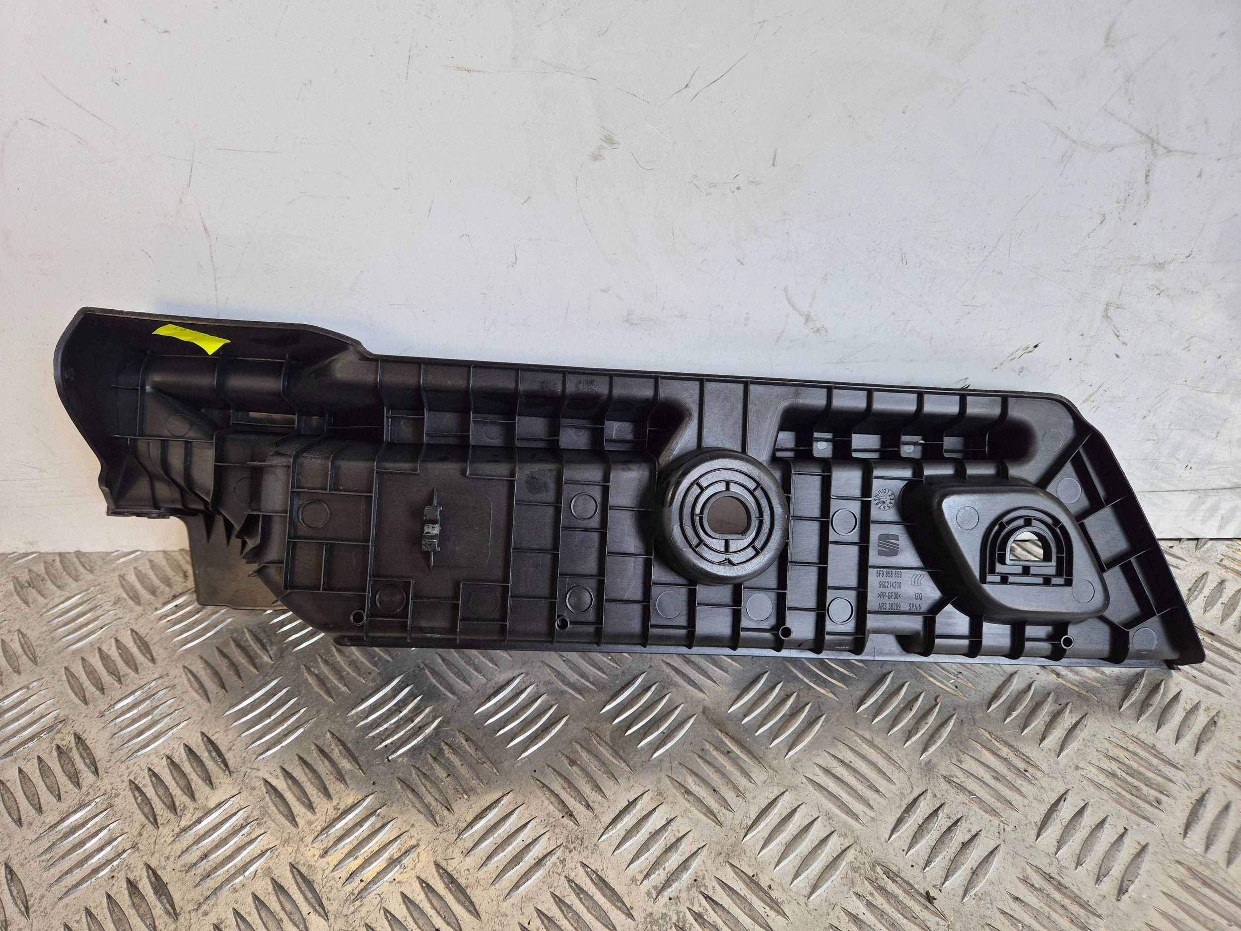 Seat Leon III 5F9 Wagon Trunk Bracket 5F9858859 image 4