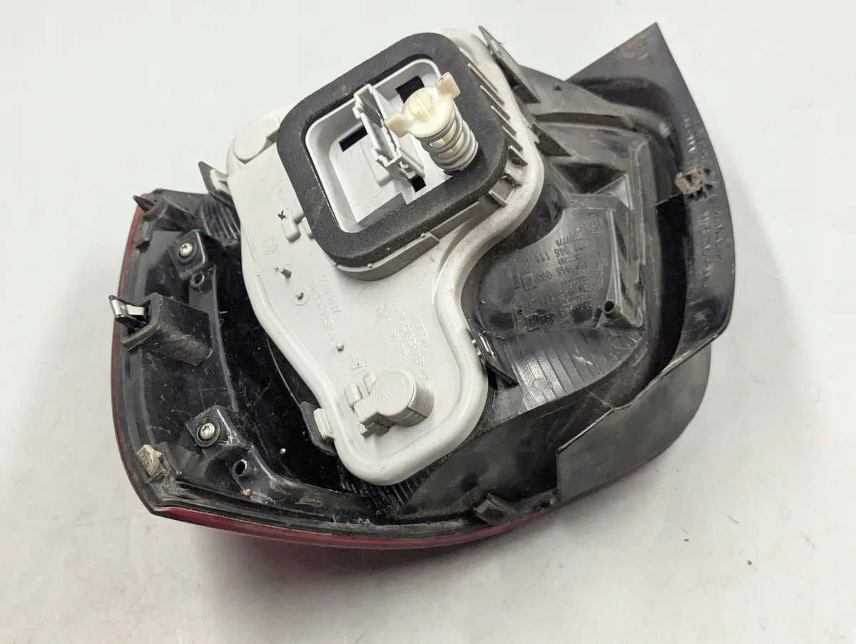 Takavalojen varaosa VW Polo 6R, OEM 6R0945095N